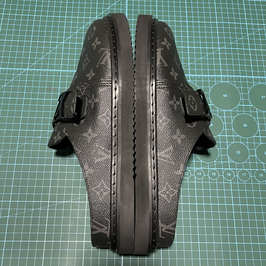 图片[2]-原厂级 原厂级 Louis Vuitton Easy 路易威登 LV 皮革拼接 博肯半包头 拖鞋 凉鞋 当前两色 新配色不断开发出货中 ！原版开发 高端外贸平台 零售专供品质 纳米级复刻 独家私模大底 原厂进口特A 9级真正1比1老花鞋面 9级为最顶面料 全鞋印花对点对位 内里采用全粒面头层牛皮 原版定制电镀五金辅料 整体还原度95%以上 尺码：38 39 40 41 42 43 44 45 46 -选品中心