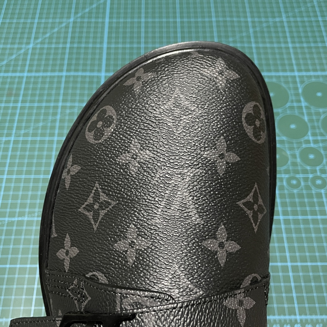 图片[7]-原厂级 原厂级 Louis Vuitton Easy 路易威登 LV 皮革拼接 博肯半包头 拖鞋 凉鞋 当前两色 新配色不断开发出货中 ！原版开发 高端外贸平台 零售专供品质 纳米级复刻 独家私模大底 原厂进口特A 9级真正1比1老花鞋面 9级为最顶面料 全鞋印花对点对位 内里采用全粒面头层牛皮 原版定制电镀五金辅料 整体还原度95%以上 尺码：38 39 40 41 42 43 44 45 46 -选品中心