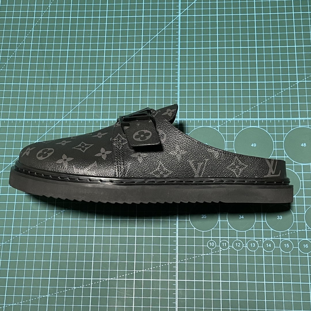 图片[5]-原厂级 原厂级 Louis Vuitton Easy 路易威登 LV 皮革拼接 博肯半包头 拖鞋 凉鞋 当前两色 新配色不断开发出货中 ！原版开发 高端外贸平台 零售专供品质 纳米级复刻 独家私模大底 原厂进口特A 9级真正1比1老花鞋面 9级为最顶面料 全鞋印花对点对位 内里采用全粒面头层牛皮 原版定制电镀五金辅料 整体还原度95%以上 尺码：38 39 40 41 42 43 44 45 46 -选品中心