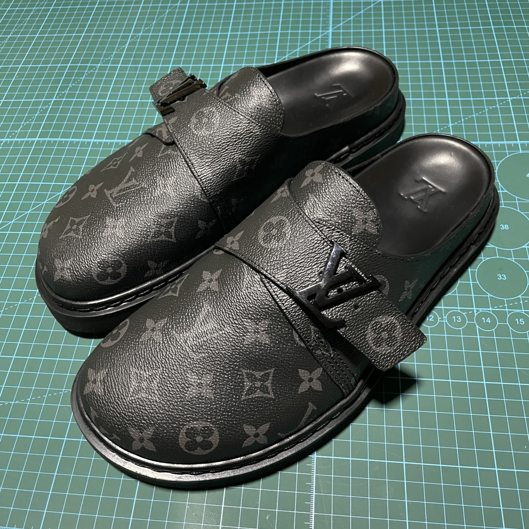 图片[4]-原厂级 原厂级 Louis Vuitton Easy 路易威登 LV 皮革拼接 博肯半包头 拖鞋 凉鞋 当前两色 新配色不断开发出货中 ！原版开发 高端外贸平台 零售专供品质 纳米级复刻 独家私模大底 原厂进口特A 9级真正1比1老花鞋面 9级为最顶面料 全鞋印花对点对位 内里采用全粒面头层牛皮 原版定制电镀五金辅料 整体还原度95%以上 尺码：38 39 40 41 42 43 44 45 46 -选品中心