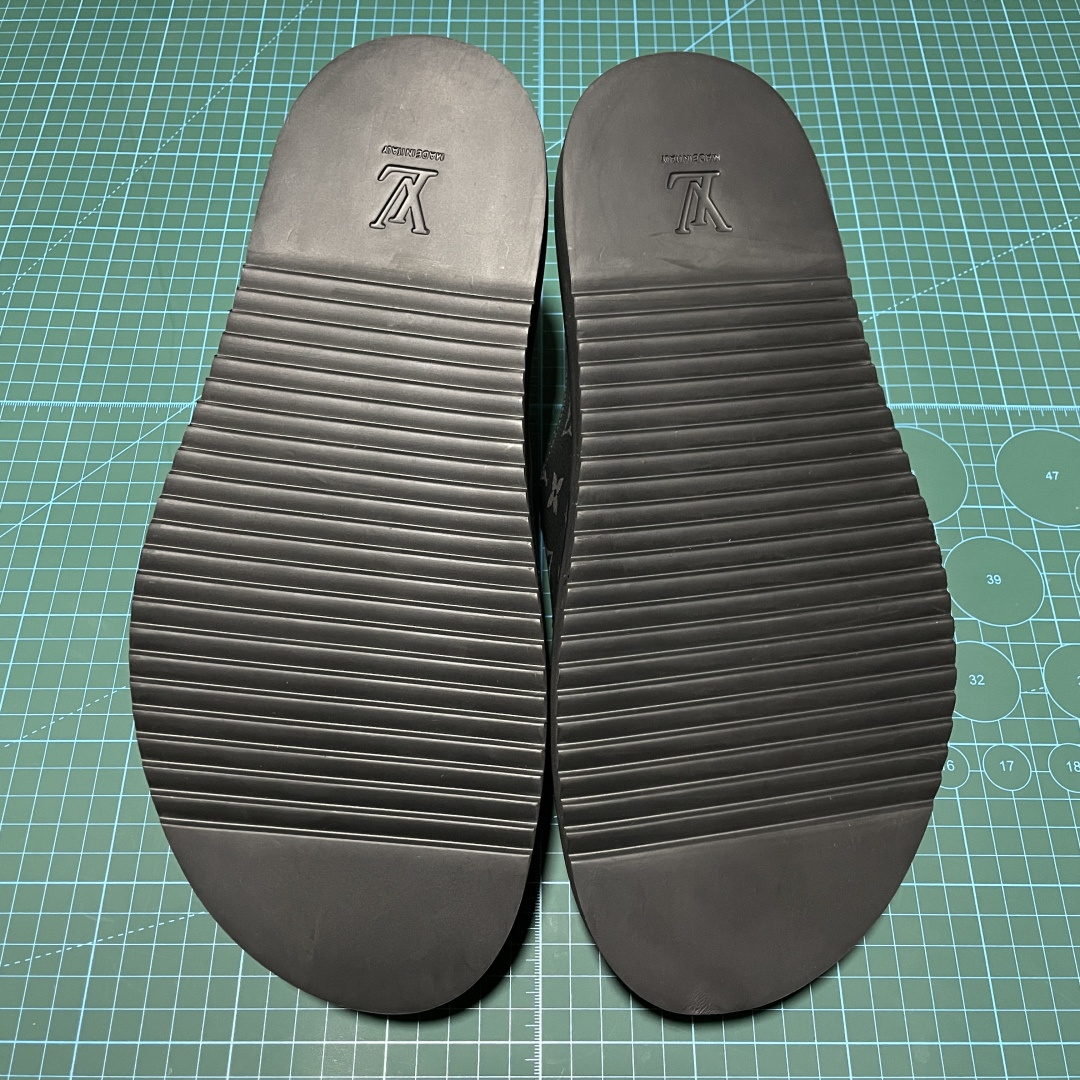 图片[3]-原厂级 原厂级 Louis Vuitton Easy 路易威登 LV 皮革拼接 博肯半包头 拖鞋 凉鞋 当前两色 新配色不断开发出货中 ！原版开发 高端外贸平台 零售专供品质 纳米级复刻 独家私模大底 原厂进口特A 9级真正1比1老花鞋面 9级为最顶面料 全鞋印花对点对位 内里采用全粒面头层牛皮 原版定制电镀五金辅料 整体还原度95%以上 尺码：38 39 40 41 42 43 44 45 46 -选品中心