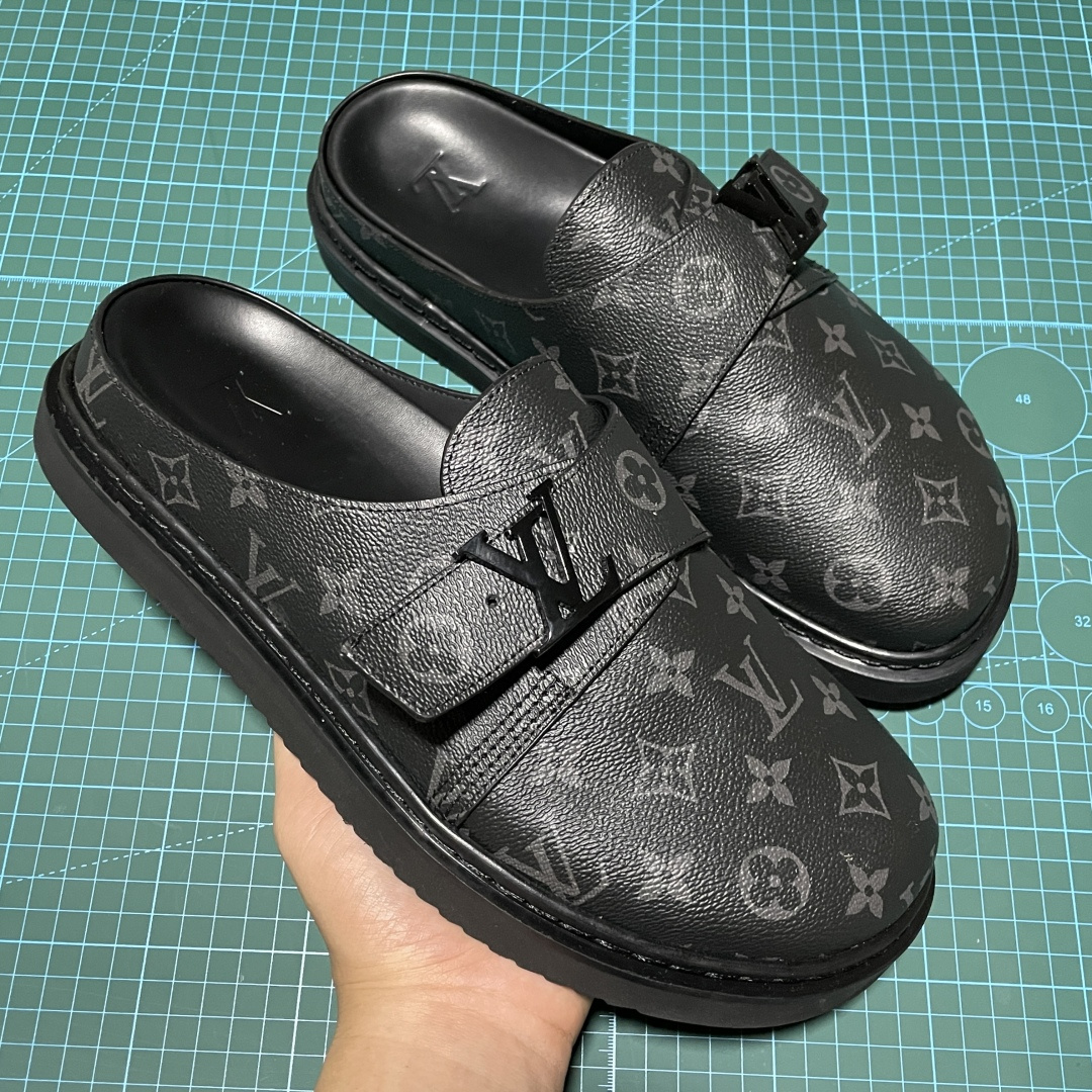 图片[6]-原厂级 原厂级 Louis Vuitton Easy 路易威登 LV 皮革拼接 博肯半包头 拖鞋 凉鞋 当前两色 新配色不断开发出货中 ！原版开发 高端外贸平台 零售专供品质 纳米级复刻 独家私模大底 原厂进口特A 9级真正1比1老花鞋面 9级为最顶面料 全鞋印花对点对位 内里采用全粒面头层牛皮 原版定制电镀五金辅料 整体还原度95%以上 尺码：38 39 40 41 42 43 44 45 46 -选品中心