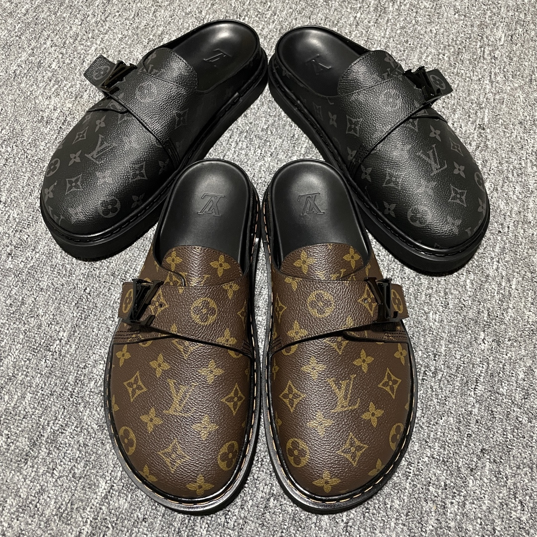 图片[12]-原厂级 原厂级 Louis Vuitton Easy 路易威登 LV 皮革拼接 博肯半包头 拖鞋 凉鞋 当前两色 新配色不断开发出货中 ！原版开发 高端外贸平台 零售专供品质 纳米级复刻 独家私模大底 原厂进口特A 9级真正1比1老花鞋面 9级为最顶面料 全鞋印花对点对位 内里采用全粒面头层牛皮 原版定制电镀五金辅料 整体还原度95%以上 尺码：38 39 40 41 42 43 44 45 46 -选品中心