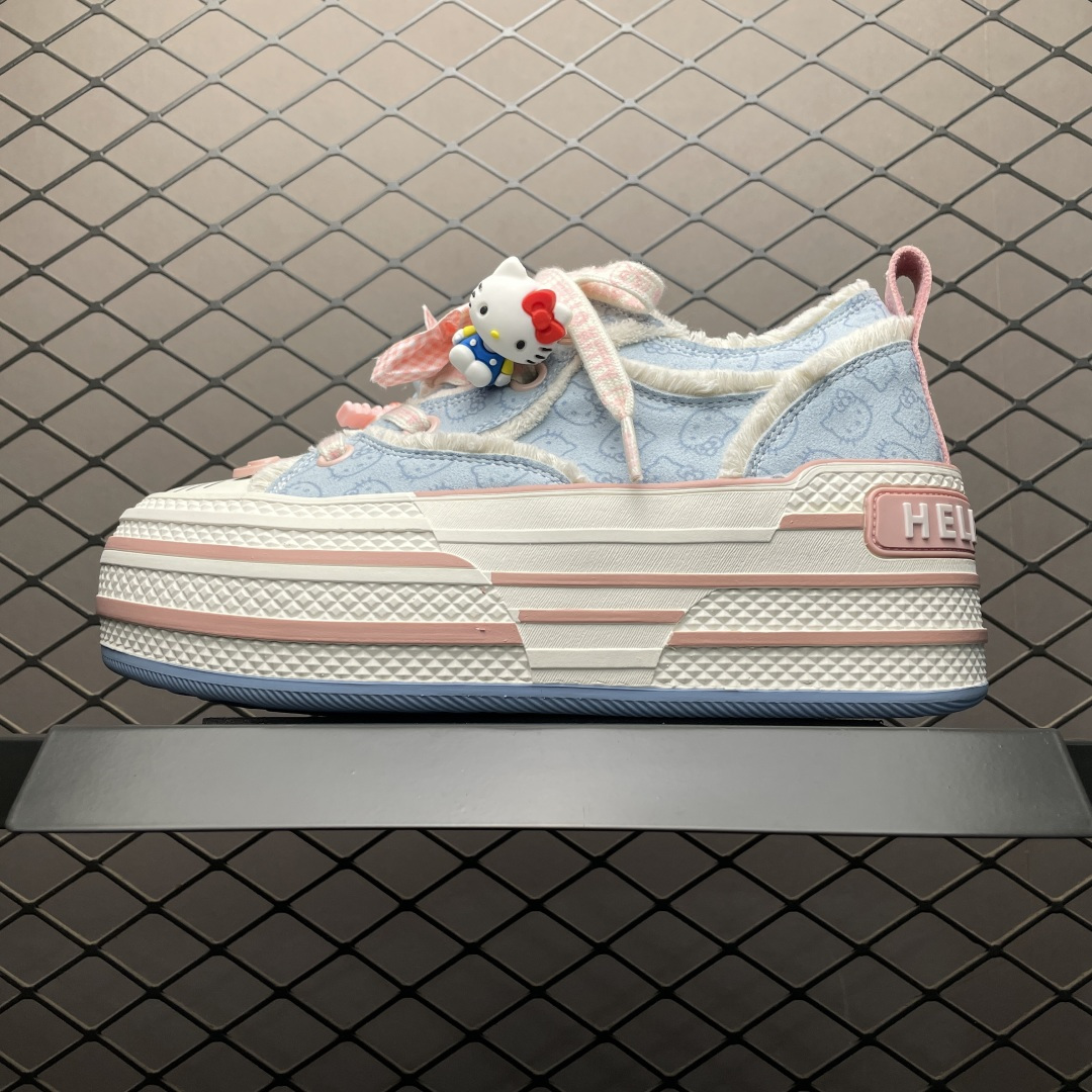 💰220  Sanrio 三丽鸥 x OLD ORDER 联名限定 凯蒂粉蓝 6.5CM 厚底增高帆布鞋 马卡龙 鞋身满印的Hello Kitty凯蒂猫图案真的好可爱 粉蓝色系的毛边设计满满小香风氛围感 脚感蛮舒适的不磨脚，搭配清新干净 小个子也能拥有大长腿 出街穿这双回头率拉满了 氛围感就够了 日常穿搭也很出彩啦 尺码：35 36 37 38 39 40 编号：27YDEF25