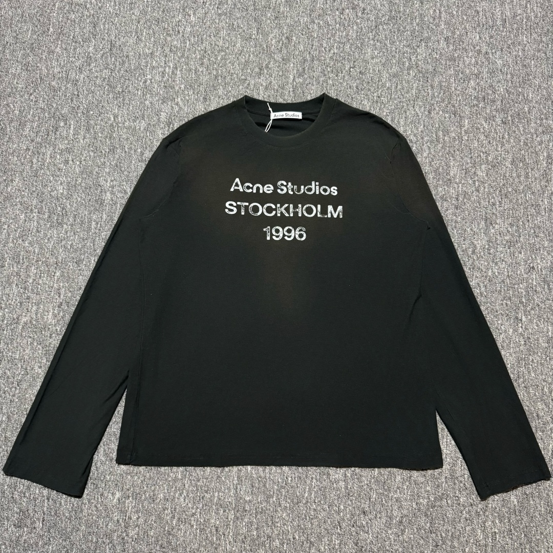 💰210 S# Acne Studios 1996 斑驳字母 棉麻做旧长袖 真正原版购回开发打版 高端零售专供 品质保证 100%放心出街 尺码:S M L 编号:26UEFF77
面料:30支高品质精纺棉麻平纹布 ,160克。成分85%精梳棉、15%麻。
罗纹:21支精梳棉1x1罗纹,260克
印花工艺:菲林开版,椭圆机“丝网印刷”工艺。根据原版,采用进口胶浆,印花清晰细腻,防水耐脏,边缘流畅
整个印花图案,历经不下5版修改细节。其中字母的“破坏部分”与其他细枝末节的局部,均一一还原
注意⚠️“喷脏做旧”工艺:整件衣服,最难的就是上半身部分,位置包括:领口、肩部、胸前、背后。有一层T字形的土黄色“喷旧”工艺。严格要求做工艺的师傅,把握喷色轻重,达到原版“脏旧”形状
国内只能做普通工艺的水洗工厂,绝大多数做不了这种工艺!亲身尝试,找了十几家水洗厂,只有一家顶尖大厂才能做
市面在售同款超过98%的版本,这道喷旧跟原版效果完全不一样,而且喷色做旧的位置胡乱成一团,没有任何规律,一眼尬
水洗磨破工艺:整件领口、袖口及下摆,均为工匠对照原版位置,纯手工磨破擦旧,再经过一道水洗工艺,呈现自然的“破坏”效果。仿旧而不旧的艺术感美化,复古潮流
对版定做三标辅料,与原版材质大小相同