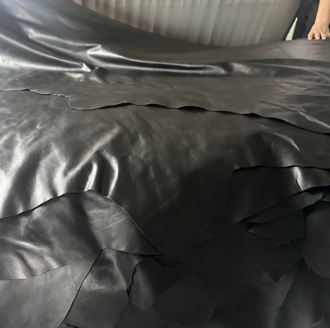 # 上等的皮料是RO這款鞋核心所在 PT首家內裡、鞋墊、中底全部用粒面小牛皮的（市場流通版本為壓縮成本全部用超遷頂替，舒適度和透氣性大打折扣）進口全粒面頭層小牛皮，細納帕紋路亮面風格，手感細膩且按壓具有紋路感，正品還原度98%