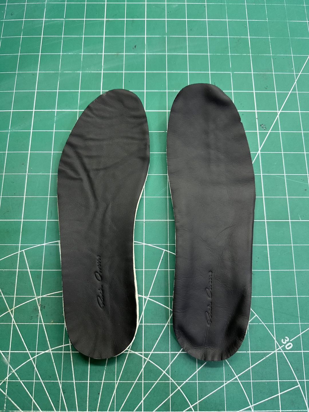 # 全粒面小牛皮-透氣吸汗+三層夾心泡麵材質-高彈透氣腳感舒適