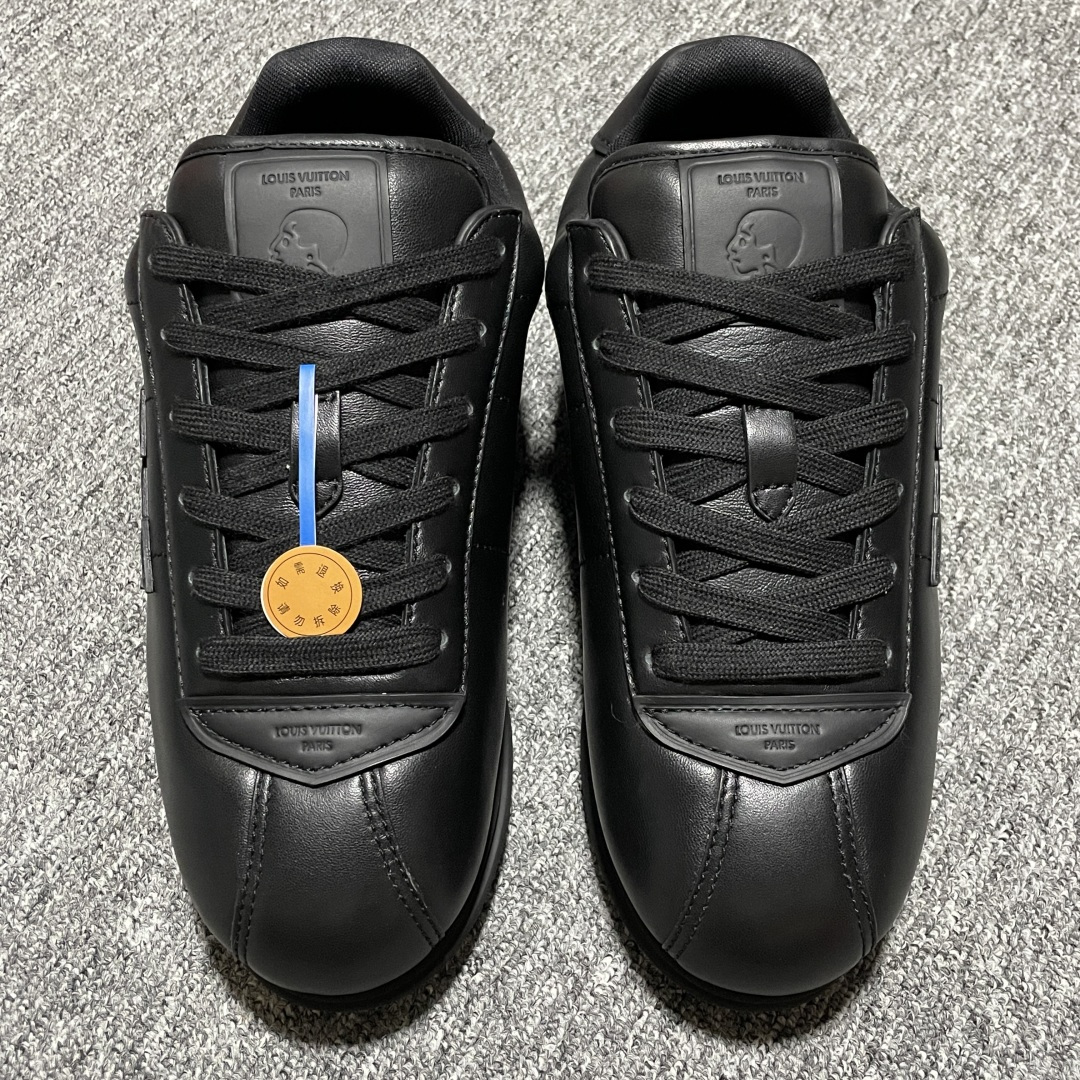 本地自取💰500 核心主推好价 Nigo x Louis Vuitton 路易威登 LV Buttersoft 阿甘鞋 低帮休闲面包鞋 海淘代购同渠道品质 高端零售 外贸充正专供 原版购入开发 全鞋羊皮➕牛皮鞋面 ZP级全套包装 完美楦型 正确卡色 大底TPU 质感媲美原版 细节与原版一致 请注意区分市面通货材 尺码:36 37 38 39 40 41 42 43 44 45 46 编号:55PGTU38