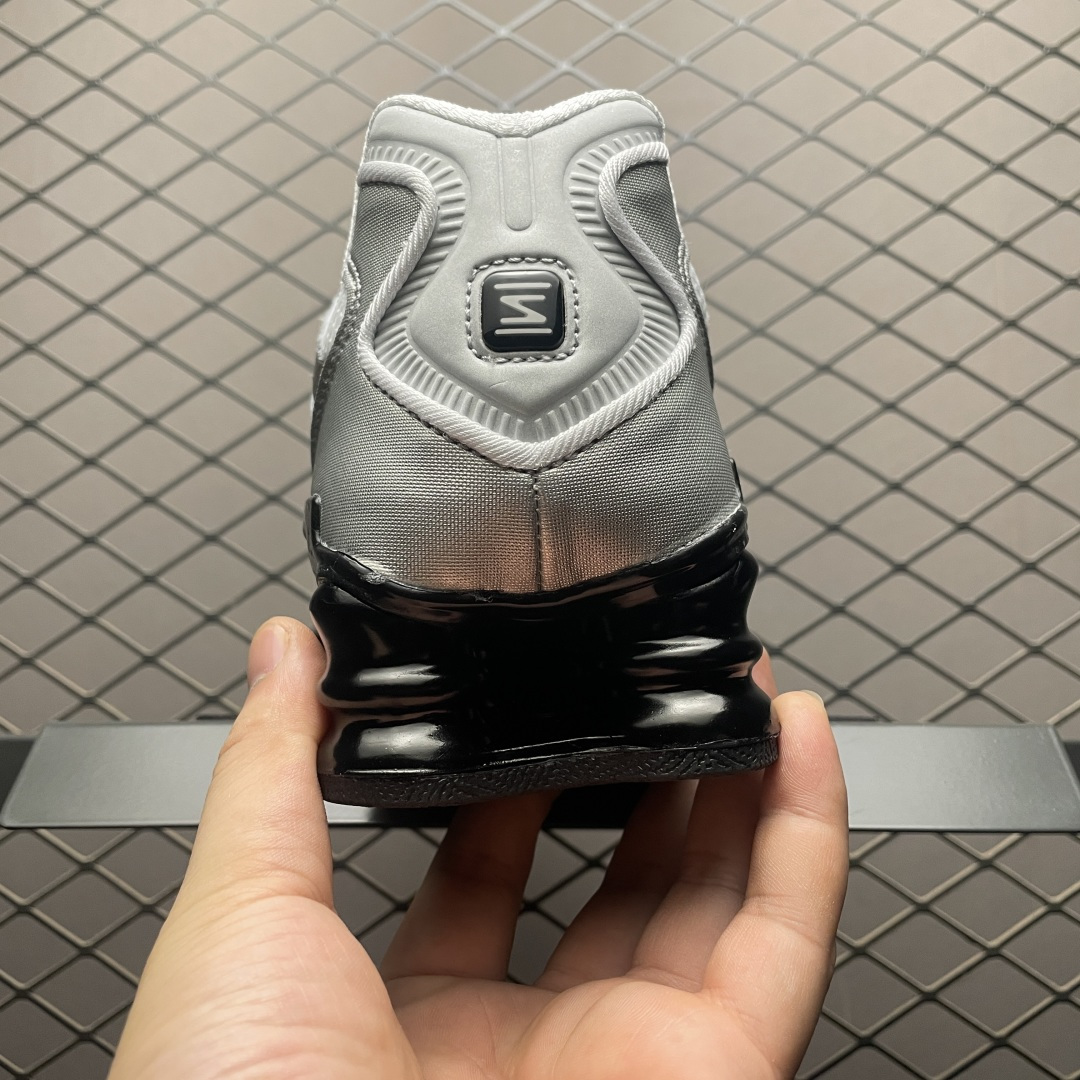 图片[2]-外贸专供 NK Shox TL 气柱复古跑鞋 HQ4049-001 该款保留了早期复古外形 鞋身整体以皮革打造 独具潮流气息 圆点前掌底纹带来极强摩擦力 气柱稳稳支撑后掌 堪称复古跑鞋的最高科技 尺码：36-46-选品中心