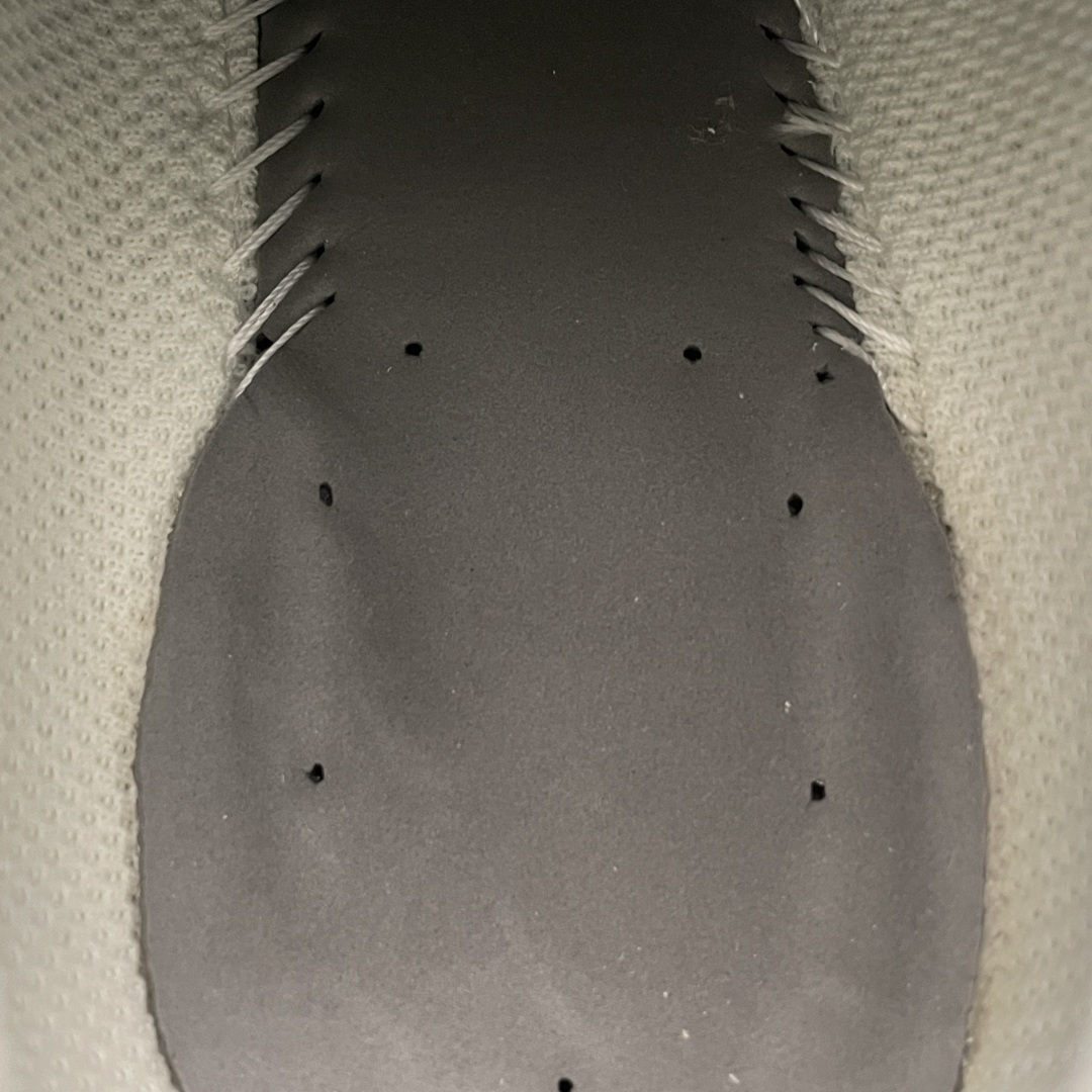 图片[8]-纯原版本 New Balance U204LMMC 复古休闲鞋 薄底鞋 头部一线大厂出品 正确版本 中底可以一眼区分市面版本 鞋身搭载EVA科技中底 适用多元穿搭场合为户外出行提供舒适长远的穿搭体验 尺码：36 37 37.5 38 38.5 39.5 40 40.5 41.5 42 42.5 43 44 44.5-选品中心