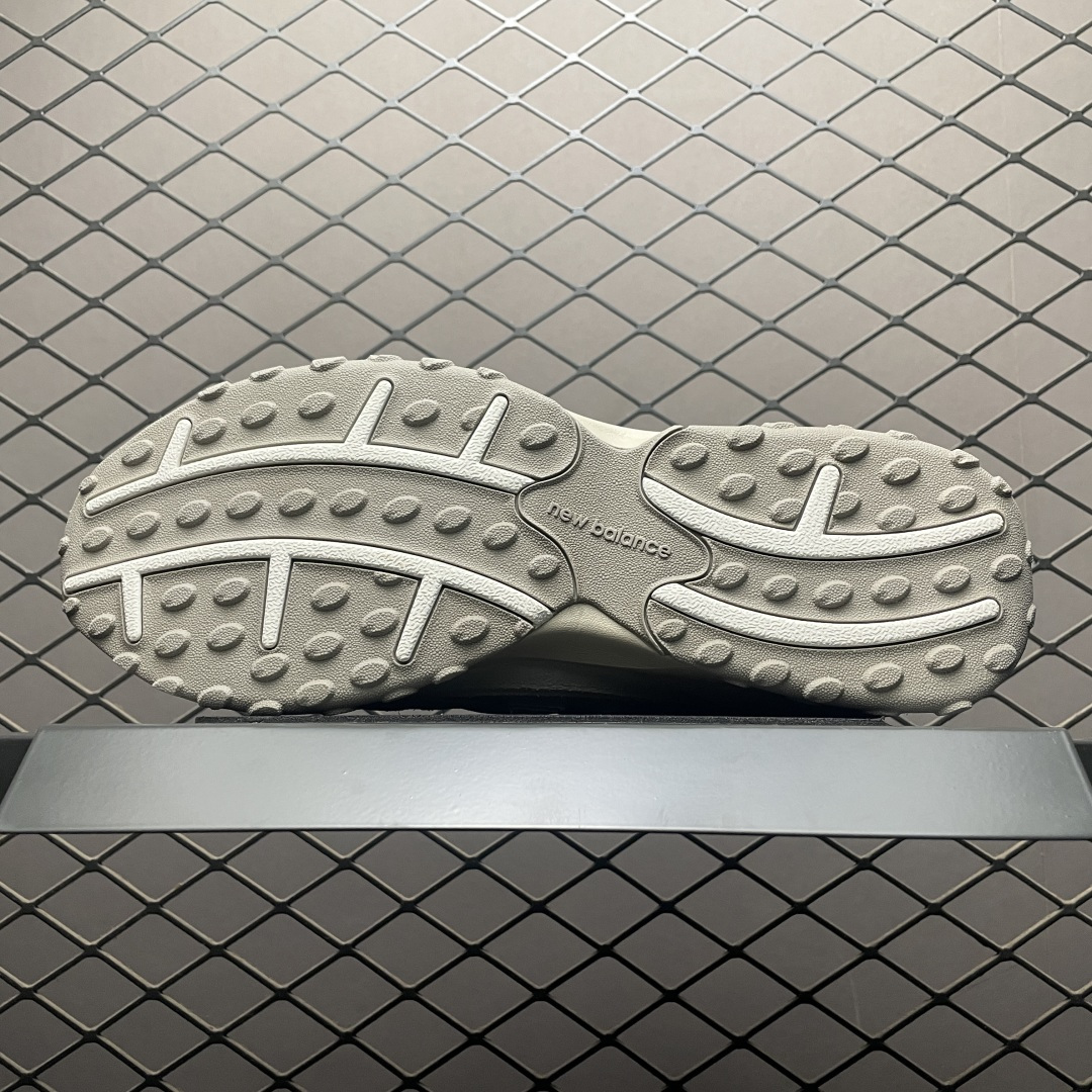 图片[5]-纯原版本 New Balance U204LMMC 复古休闲鞋 薄底鞋 头部一线大厂出品 正确版本 中底可以一眼区分市面版本 鞋身搭载EVA科技中底 适用多元穿搭场合为户外出行提供舒适长远的穿搭体验 尺码：36 37 37.5 38 38.5 39.5 40 40.5 41.5 42 42.5 43 44 44.5-选品中心