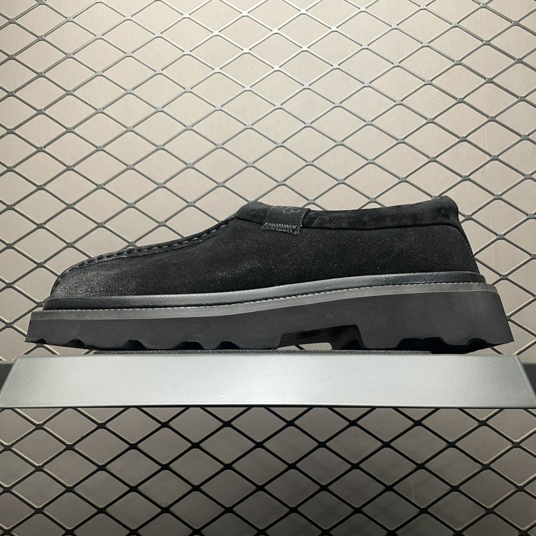 UGG Tasman Lug 2025 新款 塔斯曼系列男鞋 1166913 鞋面采用牛剖层 内里透气网面 传统Eva轻翼大底 档次与舒适并存 一脚蹬设计 穿脱自如 搭配阔腿工装 美式复古巴恩风 鞋头有油蜡做旧感 潮范轻松拿捏 内增加绒鞋垫一副（售后需配件齐全）尺码：40 41 42 43 44-选品中心