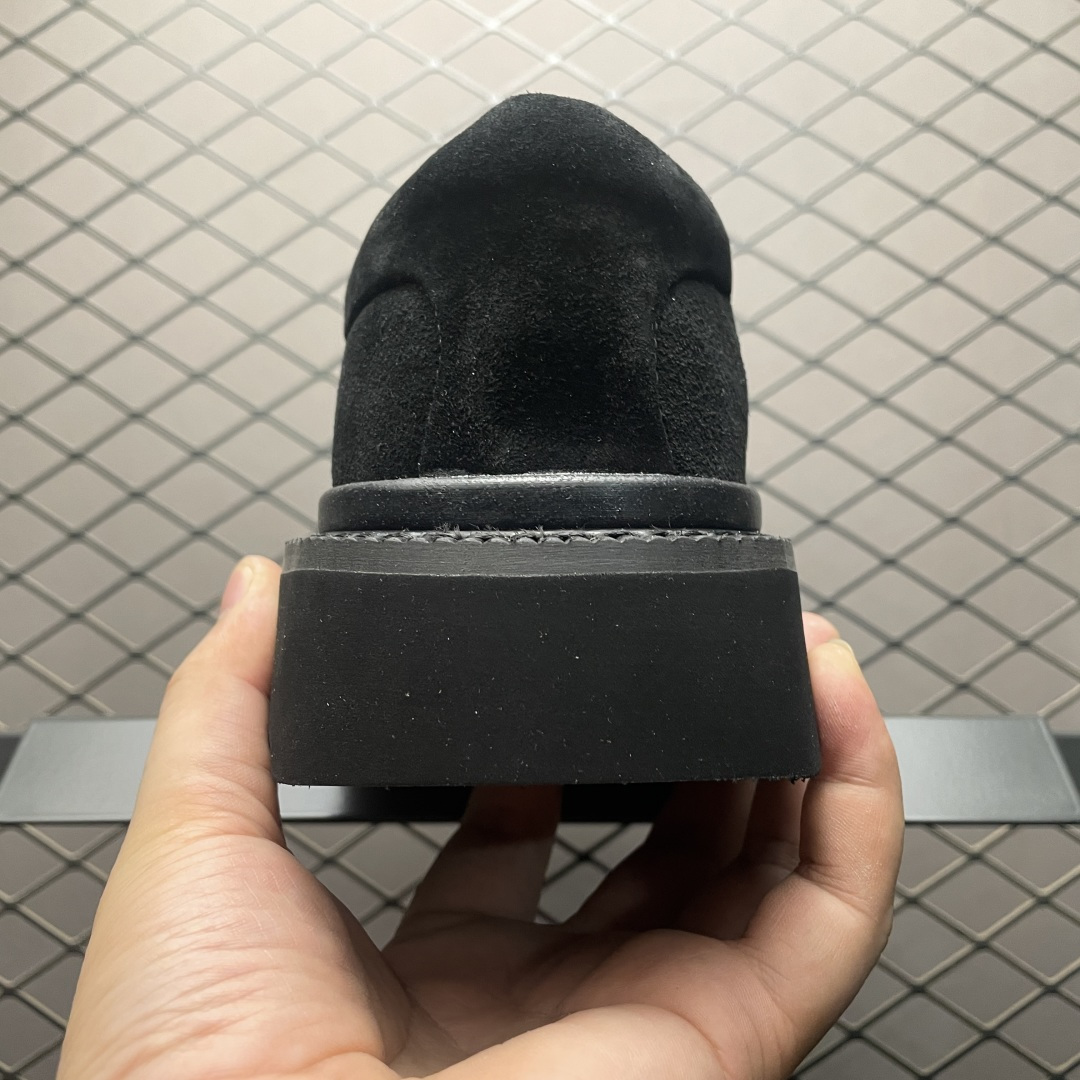 图片[2]-UGG Tasman Lug 2025 新款 塔斯曼系列男鞋 1166913 鞋面采用牛剖层 内里透气网面 传统Eva轻翼大底 档次与舒适并存 一脚蹬设计 穿脱自如 搭配阔腿工装 美式复古巴恩风 鞋头有油蜡做旧感 潮范轻松拿捏 内增加绒鞋垫一副（售后需配件齐全）尺码：40 41 42 43 44-选品中心