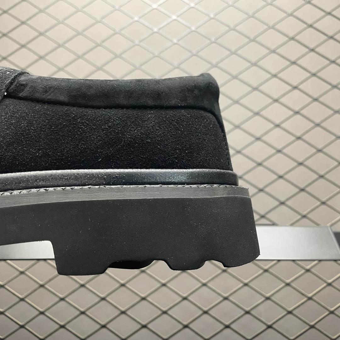 图片[4]-UGG Tasman Lug 2025 新款 塔斯曼系列男鞋 1166913 鞋面采用牛剖层 内里透气网面 传统Eva轻翼大底 档次与舒适并存 一脚蹬设计 穿脱自如 搭配阔腿工装 美式复古巴恩风 鞋头有油蜡做旧感 潮范轻松拿捏 内增加绒鞋垫一副（售后需配件齐全）尺码：40 41 42 43 44-选品中心