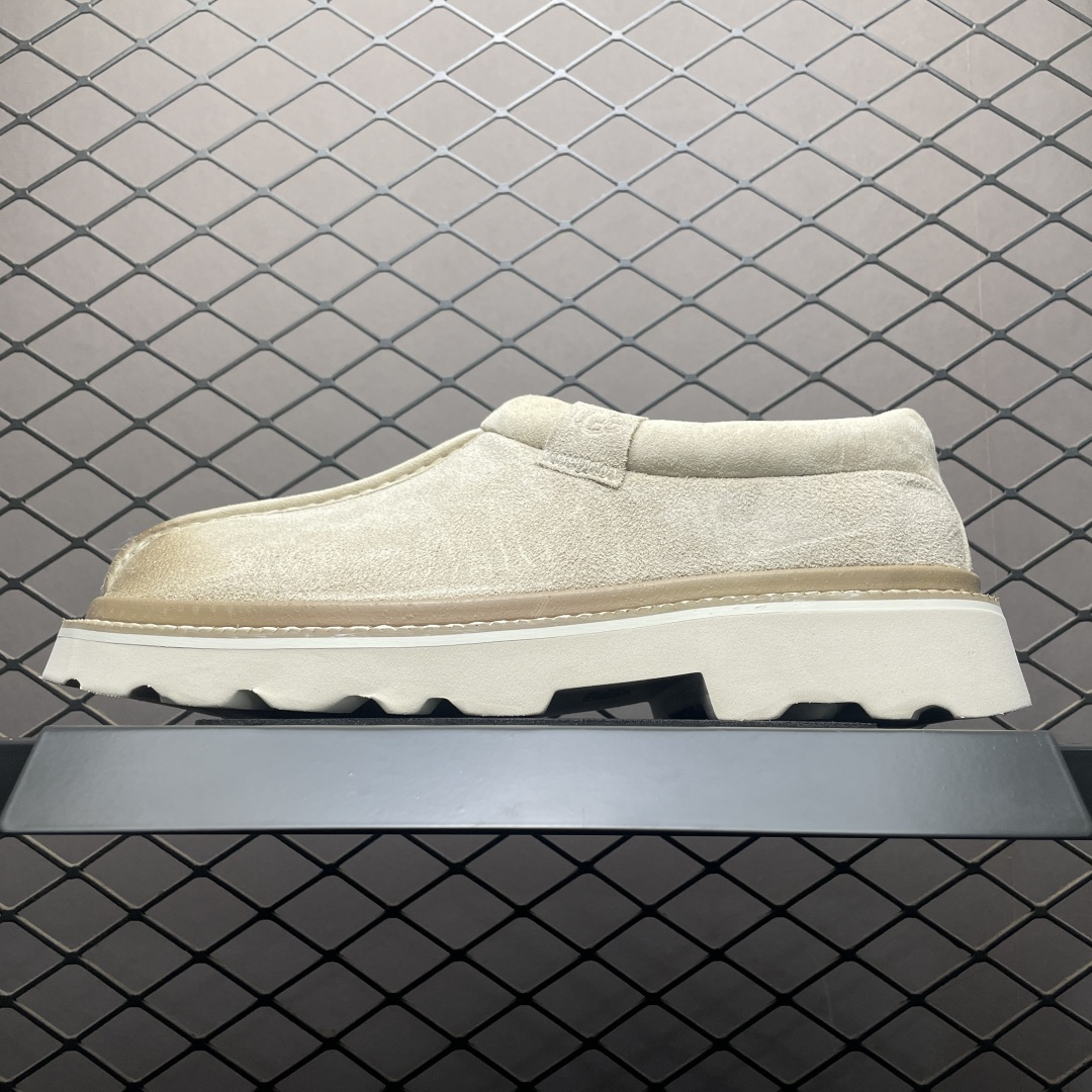 UGG Tasman Lug 2025 新款 塔斯曼系列男鞋 1166913 鞋面采用牛剖层 内里透气网面 传统Eva轻翼大底 档次与舒适并存 一脚蹬设计 穿脱自如 搭配阔腿工装 美式复古巴恩风 鞋头有油蜡做旧感 潮范轻松拿捏 内增加绒鞋垫一副（售后需配件齐全）尺码：40 41 42 43 44-选品中心