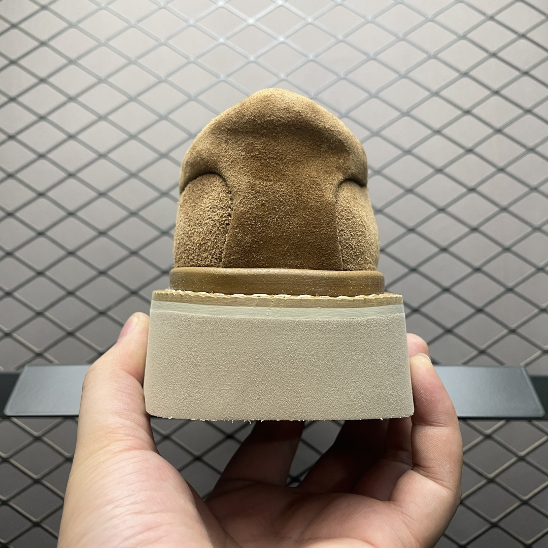 图片[2]-UGG Tasman Lug 2025 新款 塔斯曼系列男鞋 1166913 鞋面采用牛剖层 内里透气网面 传统Eva轻翼大底 档次与舒适并存 一脚蹬设计 穿脱自如 搭配阔腿工装 美式复古巴恩风 鞋头有油蜡做旧感 潮范轻松拿捏 内增加绒鞋垫一副（售后需配件齐全）尺码：40 41 42 43 44-选品中心