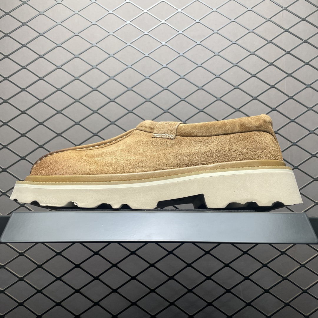 UGG Tasman Lug 2025 新款 塔斯曼系列男鞋 1166913 鞋面采用牛剖层 内里透气网面 传统Eva轻翼大底 档次与舒适并存 一脚蹬设计 穿脱自如 搭配阔腿工装 美式复古巴恩风 鞋头有油蜡做旧感 潮范轻松拿捏 内增加绒鞋垫一副（售后需配件齐全）尺码：40 41 42 43 44-选品中心