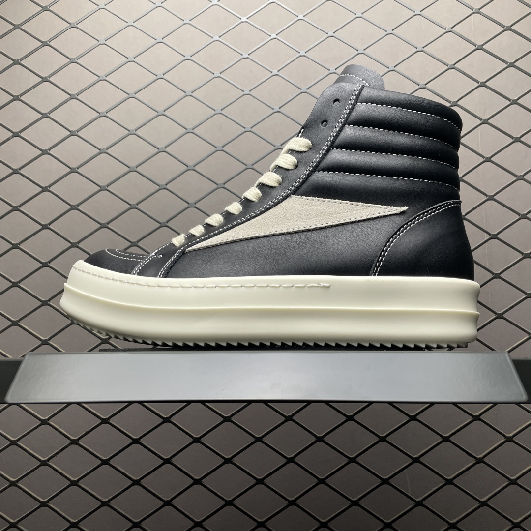 Rickowens 瑞克 欧文斯 高街 高帮休闲板鞋 独家私模大底 定制头层牛皮 针车间距都是极致还原 一比一规格礼盒装 重达3斤以上 外加定制欧文斯保护盒 全套包装及配件 高端零售专供品质 区别市场货 纯手工打造 每一只都是独一无二 有手工质感的味道 尺码：36 37 38 39 40 41 42 43 44 45 46-选品中心