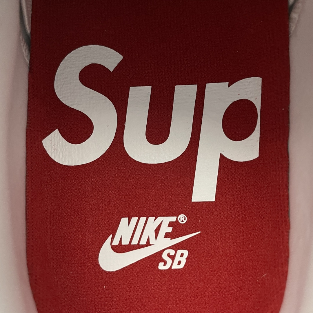 图片[8]-Supreme x NK Dunk Low SUP联名款 低帮休闲滑板鞋 HQ8487-100 原材料麂皮打造 原鞋开发 版型完美 头部大厂打造 品质毋庸置疑 实拍所见即所得 尺码：36 36.5 37.5 38 38.5 39 40 40.5 41 42 42.5 43 44 44.5 45 46 47.5-选品中心