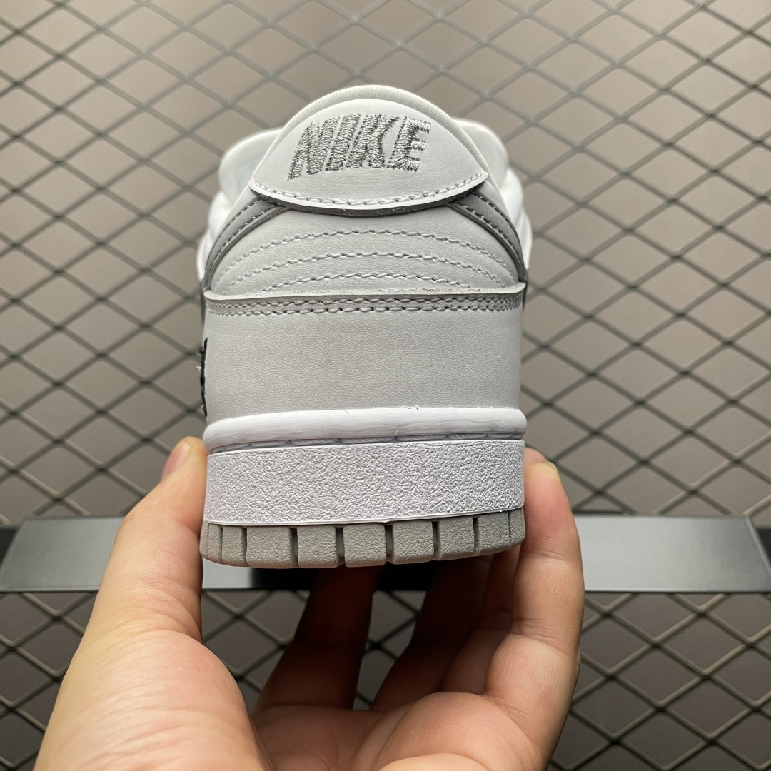 图片[2]-Supreme x NK Dunk Low SUP联名款 低帮休闲滑板鞋 HQ8487-100 原材料麂皮打造 原鞋开发 版型完美 头部大厂打造 品质毋庸置疑 实拍所见即所得 尺码：36 36.5 37.5 38 38.5 39 40 40.5 41 42 42.5 43 44 44.5 45 46 47.5-选品中心