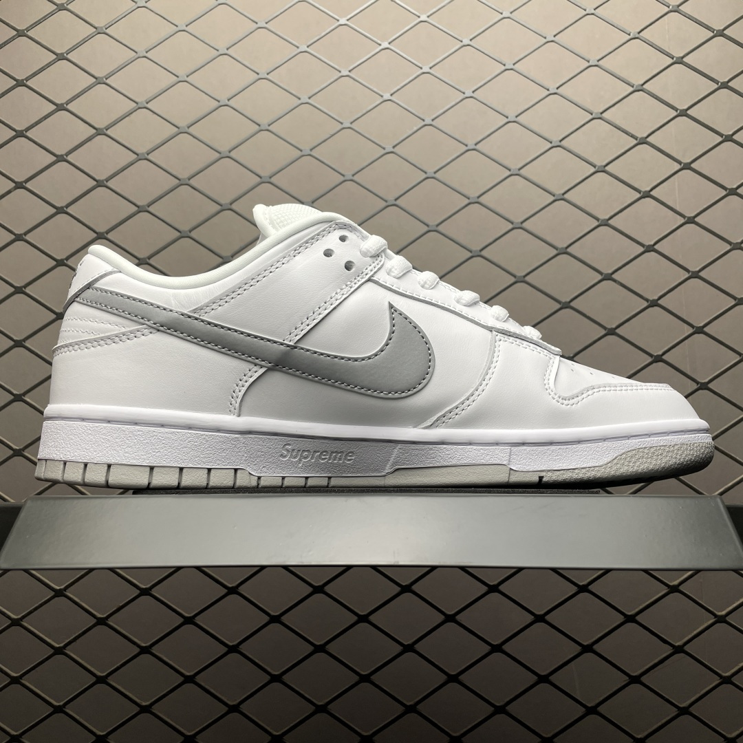 图片[3]-Supreme x NK Dunk Low SUP联名款 低帮休闲滑板鞋 HQ8487-100 原材料麂皮打造 原鞋开发 版型完美 头部大厂打造 品质毋庸置疑 实拍所见即所得 尺码：36 36.5 37.5 38 38.5 39 40 40.5 41 42 42.5 43 44 44.5 45 46 47.5-选品中心