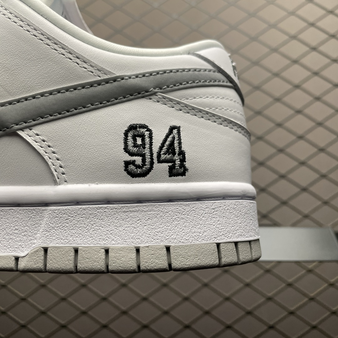 图片[4]-Supreme x NK Dunk Low SUP联名款 低帮休闲滑板鞋 HQ8487-100 原材料麂皮打造 原鞋开发 版型完美 头部大厂打造 品质毋庸置疑 实拍所见即所得 尺码：36 36.5 37.5 38 38.5 39 40 40.5 41 42 42.5 43 44 44.5 45 46 47.5-选品中心