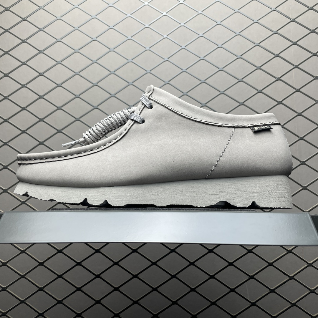 Clarks 其乐 Wallebee 老钱风 乐福风格袋鼠鞋 户外防水面料Gore-Tex的面料 结合工装优雅的袋鼠鞋， 时下最火的老钱风！乐福的设计直接装点在此鞋精髓上 鞋底采用黄金大底Vibram ，全新橡塑发泡技术！结合了发泡材质的轻便型 和 橡胶RB的耐磨的特质！三方的拿手技术结合在同一双鞋上 尺码：36-46-选品中心