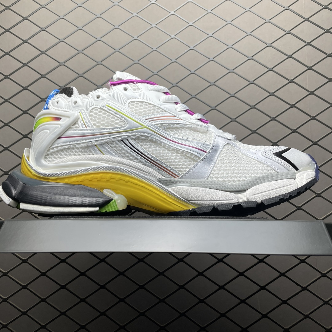 图片[3]-Balenciaga 巴黎世家 Runner 破坏风 手工做旧款复古老爹鞋 该款是通过溢胶 做旧 缝线等细节 展示了设计师 Demna的运动鞋风格 传递复古感 后侧板 翘起的鞋头 展示了 Demna 在结构上的未来构想 尺码：35 36 37 38 39 40 41 42 43 44 45 46-选品中心