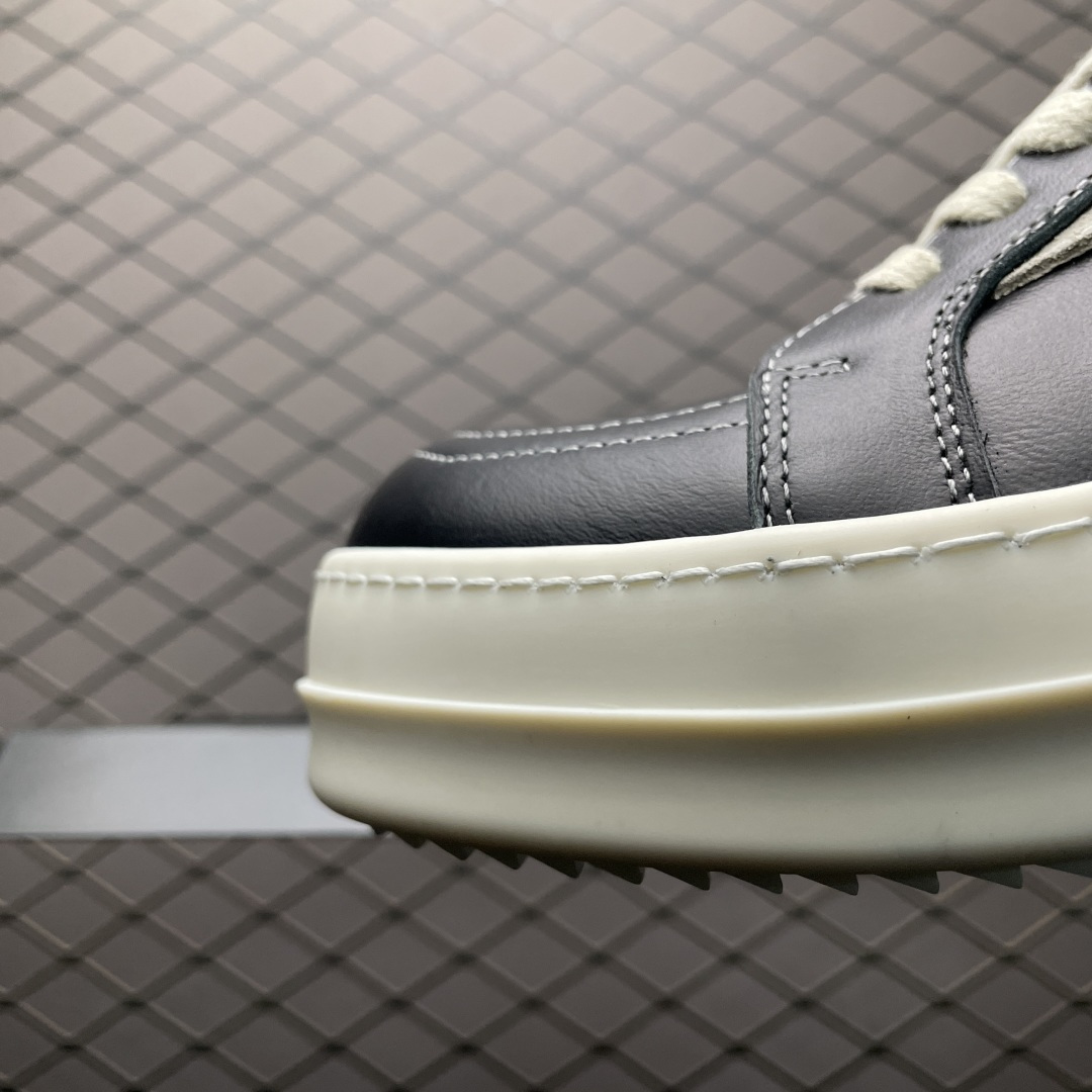 图片[6]-市售最高版 New Star # Rickowens 瑞克 欧文斯 侵权 低帮高街休闲板鞋 全新升级 真正匠心打造 欢迎各领域高端玩家拷打对比！ 【版型】历经6个月调楦开版 鞋形秀气，鞋头外腰向内腰上翘，鞋头尖向鞋舌连接处下凹弧度，版型整体的灵魂所在 【面皮】进口全粒面头层小牛皮，细纳帕纹路亮面风格，手感细腻且按压具有纹路感，正品还原度98% 【内里】采用进口全粒面头层小牛皮，细纳帕纹路哑光风格，自然毛孔，吸汗透气 【中底】表面层包裹全粒面小牛皮，内层中底板带钢板，提升鞋子的稳定性与支撑力，有效抵抗外力变形（这个系列市面版本全部没有） 【鞋垫】全粒面小牛皮-透气吸汗+三层夹心泡面材质-高弹透气脚感舒适 【三角标】中绒灰白麂皮，颜色和绒感与原版一致 【鞋底】独家私模 翘度完美还原ZP原鞋，TPU奶香大底 进口TPU原料耐磨，耐操，不易氧化发黄 【鞋带】定制水染，按原版织法工艺，百分比百还原 【布袋】定制定染原厂布袋，原厂刺绣工艺（布料厚实、柔软、带绒感、颜色深灰微微发绿 布料成本远高于市场通货版） 【包装】配件包装全部按照最新版原鞋标准（鞋撑纸为黑色，包装纸有半透油蜡感）区别市面错版，另附送黑色鞋带，独家配无纺布试鞋垫一张 尺码：36 37 38 39 40 41 42 43 44 45 46 正码正拍-选品中心