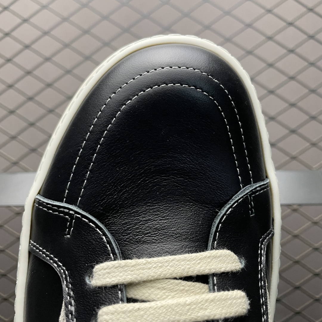 图片[7]-市售最高版 New Star # Rickowens 瑞克 欧文斯 侵权 低帮高街休闲板鞋 全新升级 真正匠心打造 欢迎各领域高端玩家拷打对比！ 【版型】历经6个月调楦开版 鞋形秀气，鞋头外腰向内腰上翘，鞋头尖向鞋舌连接处下凹弧度，版型整体的灵魂所在 【面皮】进口全粒面头层小牛皮，细纳帕纹路亮面风格，手感细腻且按压具有纹路感，正品还原度98% 【内里】采用进口全粒面头层小牛皮，细纳帕纹路哑光风格，自然毛孔，吸汗透气 【中底】表面层包裹全粒面小牛皮，内层中底板带钢板，提升鞋子的稳定性与支撑力，有效抵抗外力变形（这个系列市面版本全部没有） 【鞋垫】全粒面小牛皮-透气吸汗+三层夹心泡面材质-高弹透气脚感舒适 【三角标】中绒灰白麂皮，颜色和绒感与原版一致 【鞋底】独家私模 翘度完美还原ZP原鞋，TPU奶香大底 进口TPU原料耐磨，耐操，不易氧化发黄 【鞋带】定制水染，按原版织法工艺，百分比百还原 【布袋】定制定染原厂布袋，原厂刺绣工艺（布料厚实、柔软、带绒感、颜色深灰微微发绿 布料成本远高于市场通货版） 【包装】配件包装全部按照最新版原鞋标准（鞋撑纸为黑色，包装纸有半透油蜡感）区别市面错版，另附送黑色鞋带，独家配无纺布试鞋垫一张 尺码：36 37 38 39 40 41 42 43 44 45 46 正码正拍-选品中心