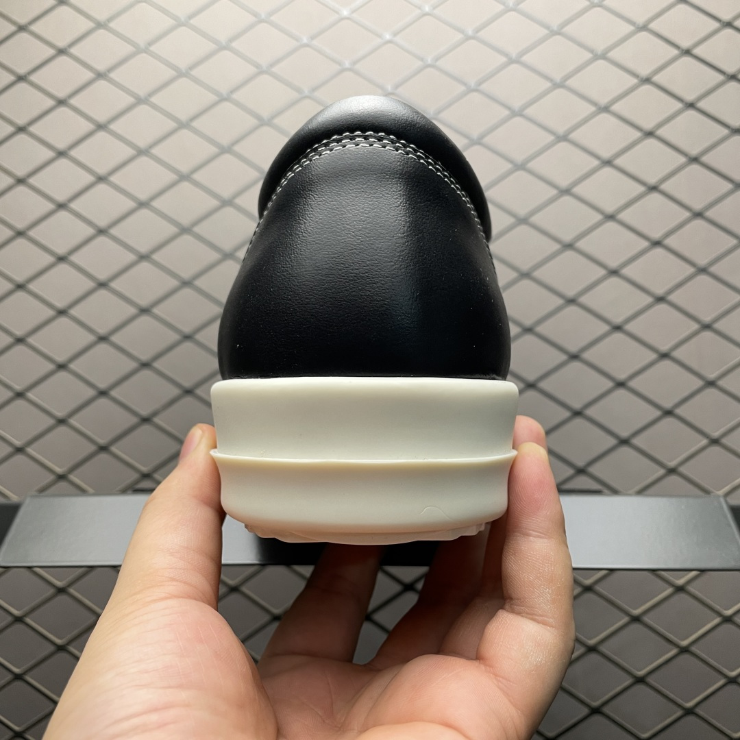 图片[2]-市售最高版 New Star # Rickowens 瑞克 欧文斯 侵权 低帮高街休闲板鞋 全新升级 真正匠心打造 欢迎各领域高端玩家拷打对比！ 【版型】历经6个月调楦开版 鞋形秀气，鞋头外腰向内腰上翘，鞋头尖向鞋舌连接处下凹弧度，版型整体的灵魂所在 【面皮】进口全粒面头层小牛皮，细纳帕纹路亮面风格，手感细腻且按压具有纹路感，正品还原度98% 【内里】采用进口全粒面头层小牛皮，细纳帕纹路哑光风格，自然毛孔，吸汗透气 【中底】表面层包裹全粒面小牛皮，内层中底板带钢板，提升鞋子的稳定性与支撑力，有效抵抗外力变形（这个系列市面版本全部没有） 【鞋垫】全粒面小牛皮-透气吸汗+三层夹心泡面材质-高弹透气脚感舒适 【三角标】中绒灰白麂皮，颜色和绒感与原版一致 【鞋底】独家私模 翘度完美还原ZP原鞋，TPU奶香大底 进口TPU原料耐磨，耐操，不易氧化发黄 【鞋带】定制水染，按原版织法工艺，百分比百还原 【布袋】定制定染原厂布袋，原厂刺绣工艺（布料厚实、柔软、带绒感、颜色深灰微微发绿 布料成本远高于市场通货版） 【包装】配件包装全部按照最新版原鞋标准（鞋撑纸为黑色，包装纸有半透油蜡感）区别市面错版，另附送黑色鞋带，独家配无纺布试鞋垫一张 尺码：36 37 38 39 40 41 42 43 44 45 46 正码正拍-选品中心