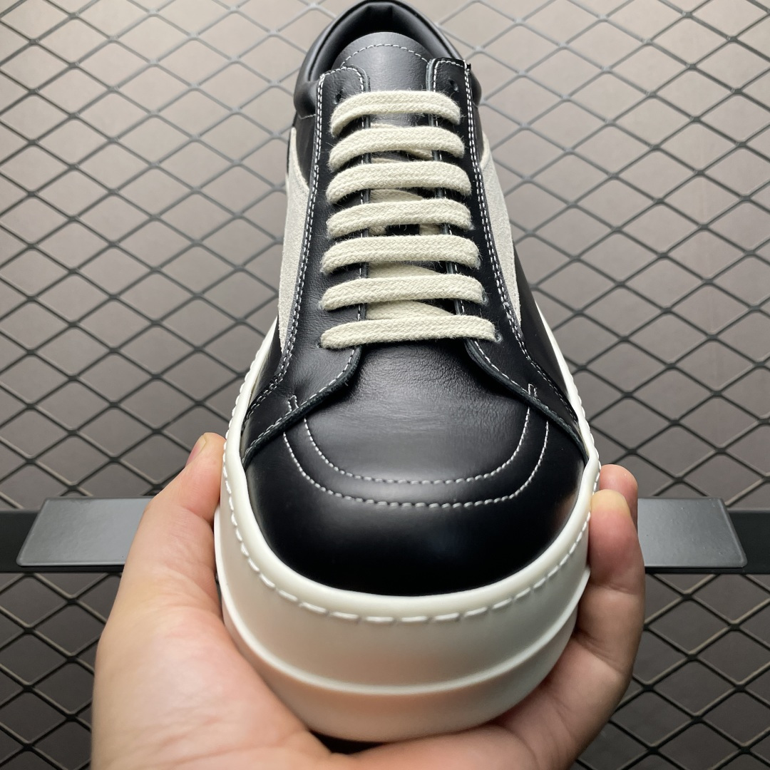 图片[9]-市售最高版 New Star # Rickowens 瑞克 欧文斯 侵权 低帮高街休闲板鞋 全新升级 真正匠心打造 欢迎各领域高端玩家拷打对比！ 【版型】历经6个月调楦开版 鞋形秀气，鞋头外腰向内腰上翘，鞋头尖向鞋舌连接处下凹弧度，版型整体的灵魂所在 【面皮】进口全粒面头层小牛皮，细纳帕纹路亮面风格，手感细腻且按压具有纹路感，正品还原度98% 【内里】采用进口全粒面头层小牛皮，细纳帕纹路哑光风格，自然毛孔，吸汗透气 【中底】表面层包裹全粒面小牛皮，内层中底板带钢板，提升鞋子的稳定性与支撑力，有效抵抗外力变形（这个系列市面版本全部没有） 【鞋垫】全粒面小牛皮-透气吸汗+三层夹心泡面材质-高弹透气脚感舒适 【三角标】中绒灰白麂皮，颜色和绒感与原版一致 【鞋底】独家私模 翘度完美还原ZP原鞋，TPU奶香大底 进口TPU原料耐磨，耐操，不易氧化发黄 【鞋带】定制水染，按原版织法工艺，百分比百还原 【布袋】定制定染原厂布袋，原厂刺绣工艺（布料厚实、柔软、带绒感、颜色深灰微微发绿 布料成本远高于市场通货版） 【包装】配件包装全部按照最新版原鞋标准（鞋撑纸为黑色，包装纸有半透油蜡感）区别市面错版，另附送黑色鞋带，独家配无纺布试鞋垫一张 尺码：36 37 38 39 40 41 42 43 44 45 46 正码正拍-选品中心
