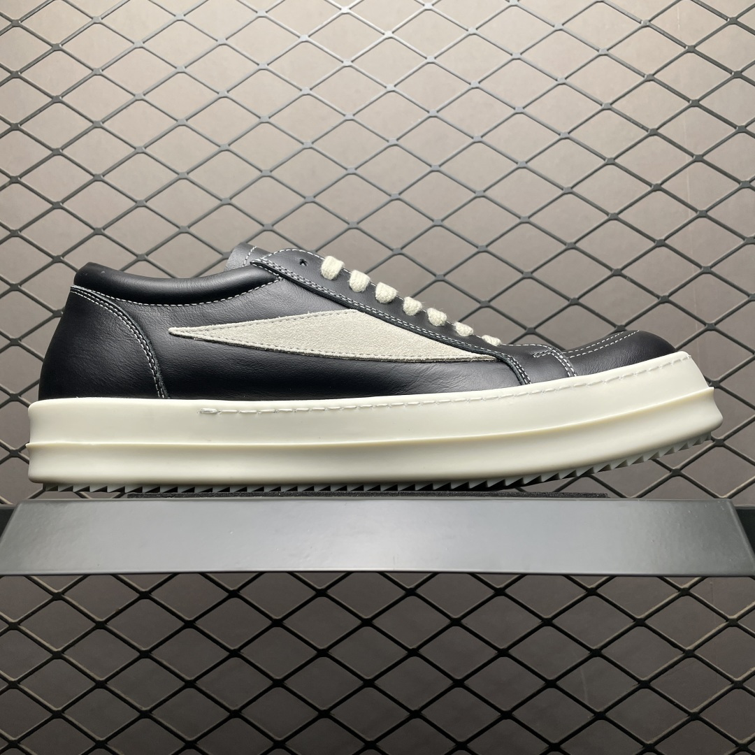 图片[3]-市售最高版 New Star # Rickowens 瑞克 欧文斯 侵权 低帮高街休闲板鞋 全新升级 真正匠心打造 欢迎各领域高端玩家拷打对比！ 【版型】历经6个月调楦开版 鞋形秀气，鞋头外腰向内腰上翘，鞋头尖向鞋舌连接处下凹弧度，版型整体的灵魂所在 【面皮】进口全粒面头层小牛皮，细纳帕纹路亮面风格，手感细腻且按压具有纹路感，正品还原度98% 【内里】采用进口全粒面头层小牛皮，细纳帕纹路哑光风格，自然毛孔，吸汗透气 【中底】表面层包裹全粒面小牛皮，内层中底板带钢板，提升鞋子的稳定性与支撑力，有效抵抗外力变形（这个系列市面版本全部没有） 【鞋垫】全粒面小牛皮-透气吸汗+三层夹心泡面材质-高弹透气脚感舒适 【三角标】中绒灰白麂皮，颜色和绒感与原版一致 【鞋底】独家私模 翘度完美还原ZP原鞋，TPU奶香大底 进口TPU原料耐磨，耐操，不易氧化发黄 【鞋带】定制水染，按原版织法工艺，百分比百还原 【布袋】定制定染原厂布袋，原厂刺绣工艺（布料厚实、柔软、带绒感、颜色深灰微微发绿 布料成本远高于市场通货版） 【包装】配件包装全部按照最新版原鞋标准（鞋撑纸为黑色，包装纸有半透油蜡感）区别市面错版，另附送黑色鞋带，独家配无纺布试鞋垫一张 尺码：36 37 38 39 40 41 42 43 44 45 46 正码正拍-选品中心