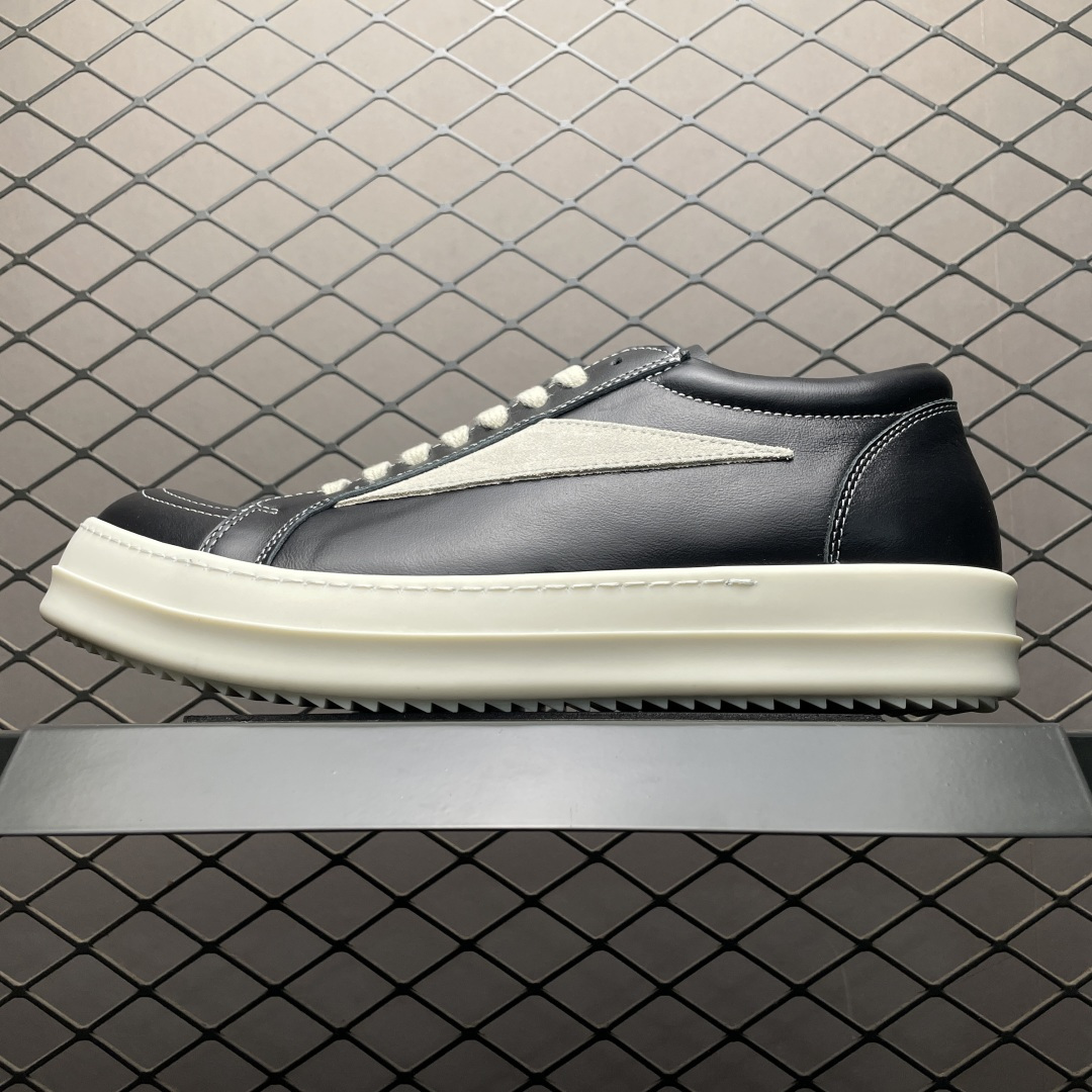 市售最高版 New Star # Rickowens 瑞克 欧文斯 侵权 低帮高街休闲板鞋 全新升级 真正匠心打造 欢迎各领域高端玩家拷打对比！ 【版型】历经6个月调楦开版 鞋形秀气，鞋头外腰向内腰上翘，鞋头尖向鞋舌连接处下凹弧度，版型整体的灵魂所在 【面皮】进口全粒面头层小牛皮，细纳帕纹路亮面风格，手感细腻且按压具有纹路感，正品还原度98% 【内里】采用进口全粒面头层小牛皮，细纳帕纹路哑光风格，自然毛孔，吸汗透气 【中底】表面层包裹全粒面小牛皮，内层中底板带钢板，提升鞋子的稳定性与支撑力，有效抵抗外力变形（这个系列市面版本全部没有） 【鞋垫】全粒面小牛皮-透气吸汗+三层夹心泡面材质-高弹透气脚感舒适 【三角标】中绒灰白麂皮，颜色和绒感与原版一致 【鞋底】独家私模 翘度完美还原ZP原鞋，TPU奶香大底 进口TPU原料耐磨，耐操，不易氧化发黄 【鞋带】定制水染，按原版织法工艺，百分比百还原 【布袋】定制定染原厂布袋，原厂刺绣工艺（布料厚实、柔软、带绒感、颜色深灰微微发绿 布料成本远高于市场通货版） 【包装】配件包装全部按照最新版原鞋标准（鞋撑纸为黑色，包装纸有半透油蜡感）区别市面错版，另附送黑色鞋带，独家配无纺布试鞋垫一张 尺码：36 37 38 39 40 41 42 43 44 45 46 正码正拍-选品中心