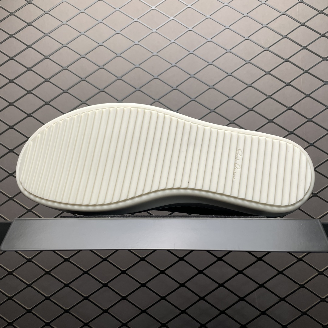图片[5]-市售最高版 New Star # Rickowens 瑞克 欧文斯 侵权 低帮高街休闲板鞋 全新升级 真正匠心打造 欢迎各领域高端玩家拷打对比！ 【版型】历经6个月调楦开版 鞋形秀气，鞋头外腰向内腰上翘，鞋头尖向鞋舌连接处下凹弧度，版型整体的灵魂所在 【面皮】进口全粒面头层小牛皮，细纳帕纹路亮面风格，手感细腻且按压具有纹路感，正品还原度98% 【内里】采用进口全粒面头层小牛皮，细纳帕纹路哑光风格，自然毛孔，吸汗透气 【中底】表面层包裹全粒面小牛皮，内层中底板带钢板，提升鞋子的稳定性与支撑力，有效抵抗外力变形（这个系列市面版本全部没有） 【鞋垫】全粒面小牛皮-透气吸汗+三层夹心泡面材质-高弹透气脚感舒适 【三角标】中绒灰白麂皮，颜色和绒感与原版一致 【鞋底】独家私模 翘度完美还原ZP原鞋，TPU奶香大底 进口TPU原料耐磨，耐操，不易氧化发黄 【鞋带】定制水染，按原版织法工艺，百分比百还原 【布袋】定制定染原厂布袋，原厂刺绣工艺（布料厚实、柔软、带绒感、颜色深灰微微发绿 布料成本远高于市场通货版） 【包装】配件包装全部按照最新版原鞋标准（鞋撑纸为黑色，包装纸有半透油蜡感）区别市面错版，另附送黑色鞋带，独家配无纺布试鞋垫一张 尺码：36 37 38 39 40 41 42 43 44 45 46 正码正拍-选品中心