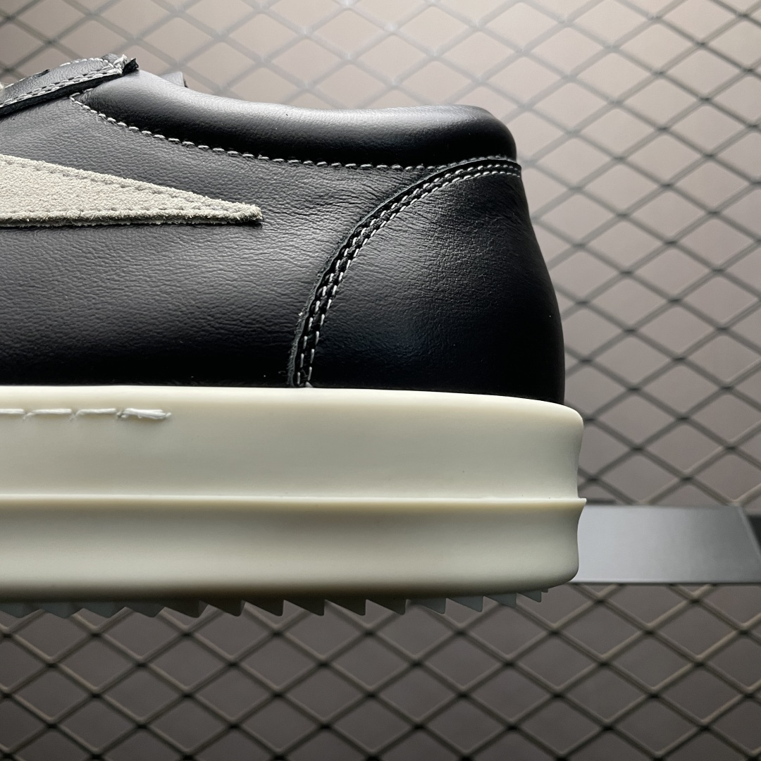 图片[4]-市售最高版 New Star # Rickowens 瑞克 欧文斯 侵权 低帮高街休闲板鞋 全新升级 真正匠心打造 欢迎各领域高端玩家拷打对比！ 【版型】历经6个月调楦开版 鞋形秀气，鞋头外腰向内腰上翘，鞋头尖向鞋舌连接处下凹弧度，版型整体的灵魂所在 【面皮】进口全粒面头层小牛皮，细纳帕纹路亮面风格，手感细腻且按压具有纹路感，正品还原度98% 【内里】采用进口全粒面头层小牛皮，细纳帕纹路哑光风格，自然毛孔，吸汗透气 【中底】表面层包裹全粒面小牛皮，内层中底板带钢板，提升鞋子的稳定性与支撑力，有效抵抗外力变形（这个系列市面版本全部没有） 【鞋垫】全粒面小牛皮-透气吸汗+三层夹心泡面材质-高弹透气脚感舒适 【三角标】中绒灰白麂皮，颜色和绒感与原版一致 【鞋底】独家私模 翘度完美还原ZP原鞋，TPU奶香大底 进口TPU原料耐磨，耐操，不易氧化发黄 【鞋带】定制水染，按原版织法工艺，百分比百还原 【布袋】定制定染原厂布袋，原厂刺绣工艺（布料厚实、柔软、带绒感、颜色深灰微微发绿 布料成本远高于市场通货版） 【包装】配件包装全部按照最新版原鞋标准（鞋撑纸为黑色，包装纸有半透油蜡感）区别市面错版，另附送黑色鞋带，独家配无纺布试鞋垫一张 尺码：36 37 38 39 40 41 42 43 44 45 46 正码正拍-选品中心