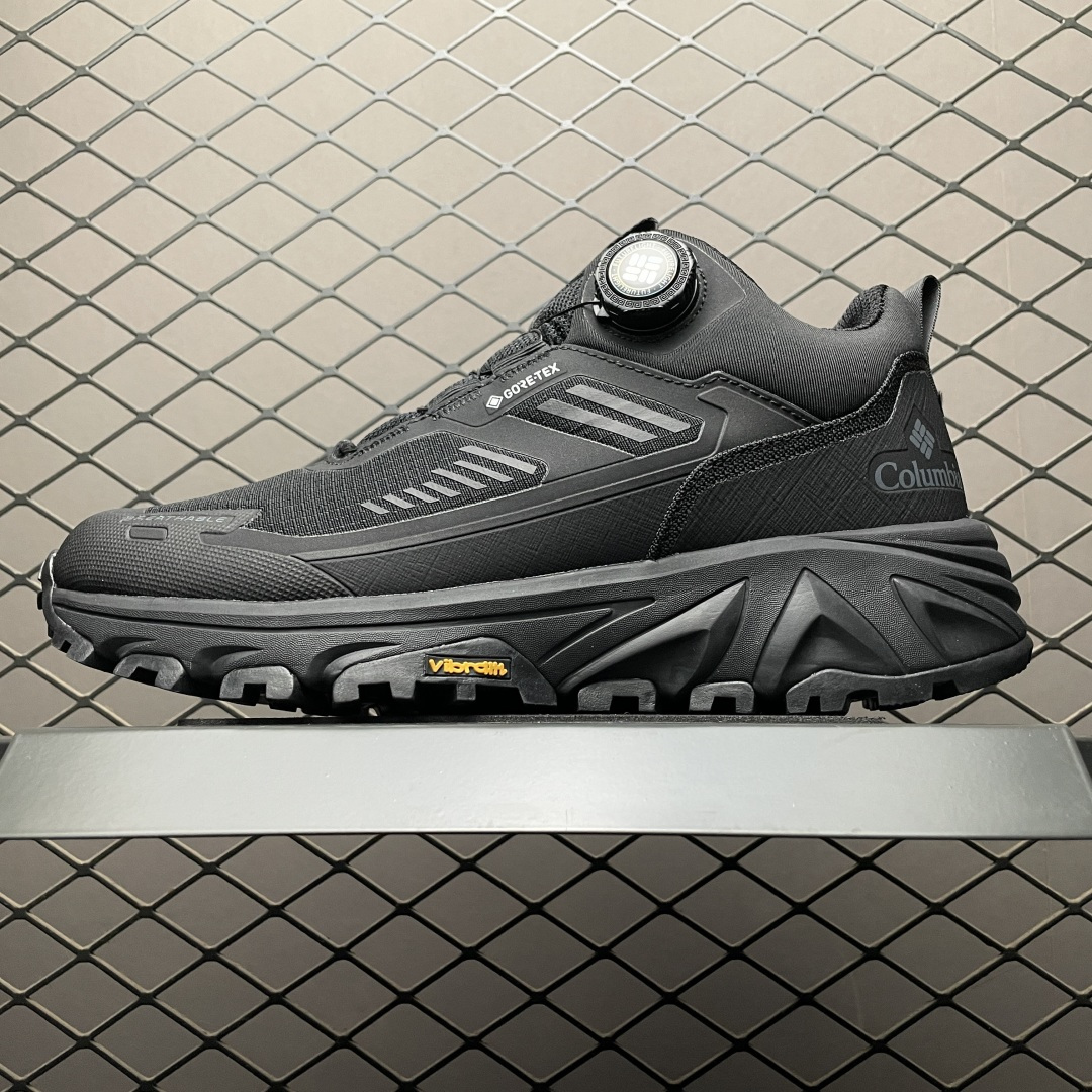 Columbia 哥伦比亚 户外登山鞋休闲鞋户外越野徒步鞋 9996 鞋面主体部分采用网状薄翼材质中底是大坡王最具特色的山形结构 鞋带采用 旋钮快速穿脱系统 鞋底采用Vibram Megagrip 大底，抓地耐磨，三角多向奇钉设计易于鞋底异物排出，助你轻松掌控各种野外地形 尺码：40 41 42 43 44 45-选品中心