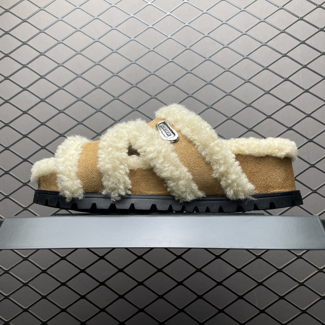 GG-CC 2025 路易暖茶 秋冬新款 5.5CM 厚底增高 百搭勃肯半拖鞋 这款毛毛拖采用了柔软的绒毛材质，搭配上经典的棕色设计，既温暖又充满时尚感 厚实的绒毛不仅提供了极佳的保暖效果，还让你的双脚享受极致的舒适 尺码：35 36 37 38 39 40-选品中心