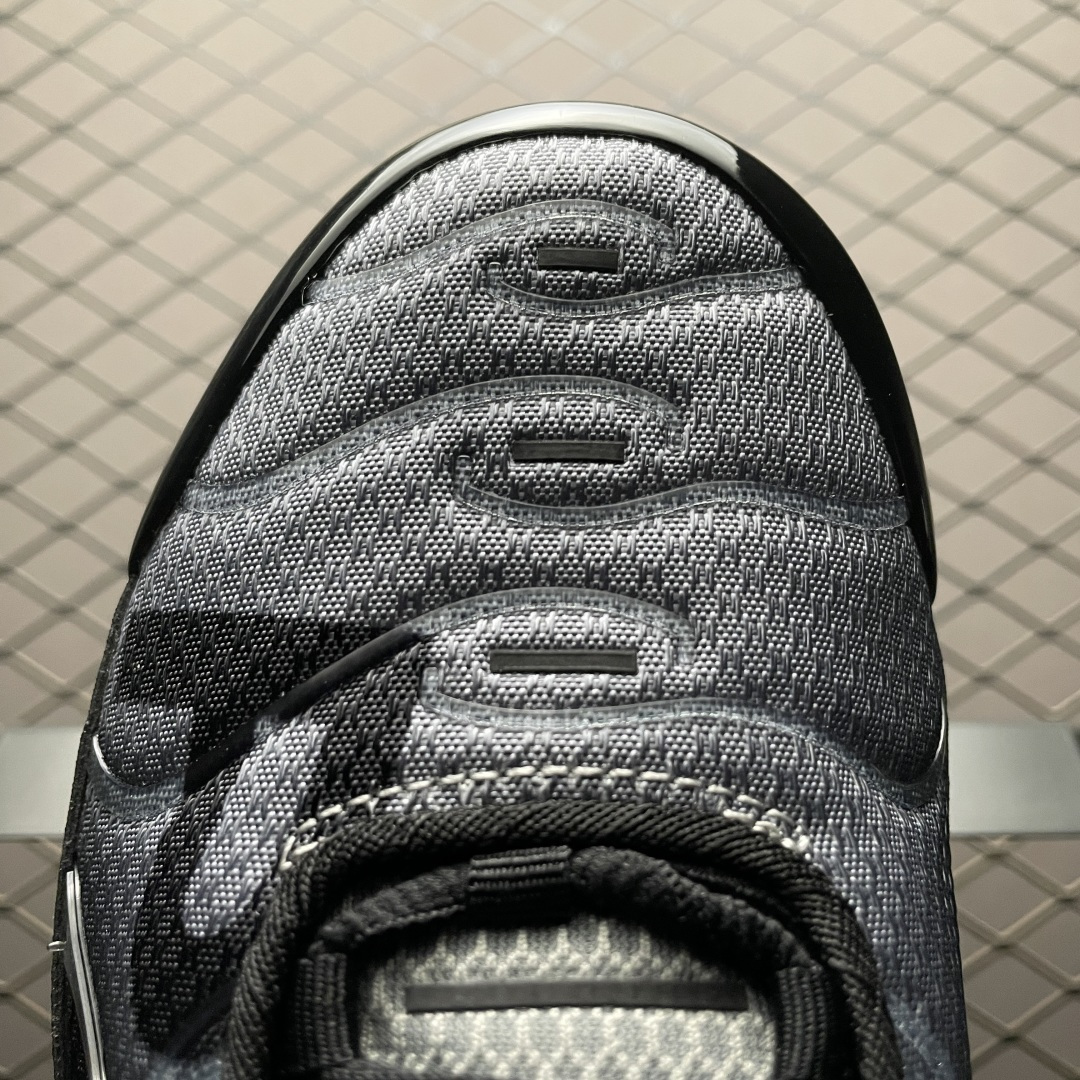 图片[7]-PB版 NK Air Max Plus TN 复古气垫跑鞋 IB2253-001 大厂出品 多道QC标准品控质检 整体配色采用撞色妆点 鞋面网眼布和皮革材质打造 中底搭载 Air Max 科技 保证了日常穿着的缓震性！鞋垫处和鞋后跟印有 TN 字样 彰显鞋款身份 尺码：36 36.5 37.5 38 38.5 39 40 40.5 41 42 42.5 43 44 44.5 45 46-选品中心