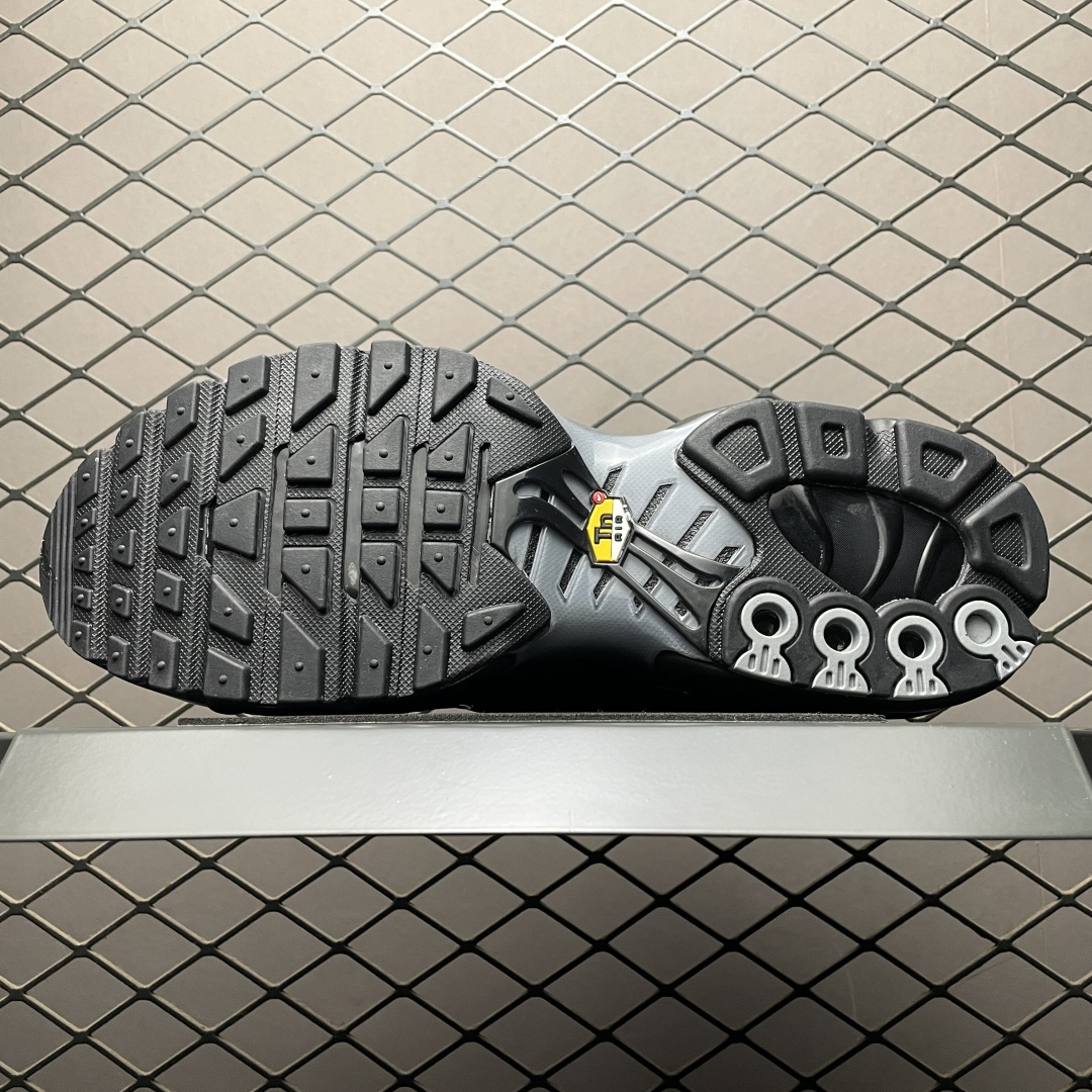 图片[5]-PB版 NK Air Max Plus TN 复古气垫跑鞋 IB2253-001 大厂出品 多道QC标准品控质检 整体配色采用撞色妆点 鞋面网眼布和皮革材质打造 中底搭载 Air Max 科技 保证了日常穿着的缓震性！鞋垫处和鞋后跟印有 TN 字样 彰显鞋款身份 尺码：36 36.5 37.5 38 38.5 39 40 40.5 41 42 42.5 43 44 44.5 45 46-选品中心