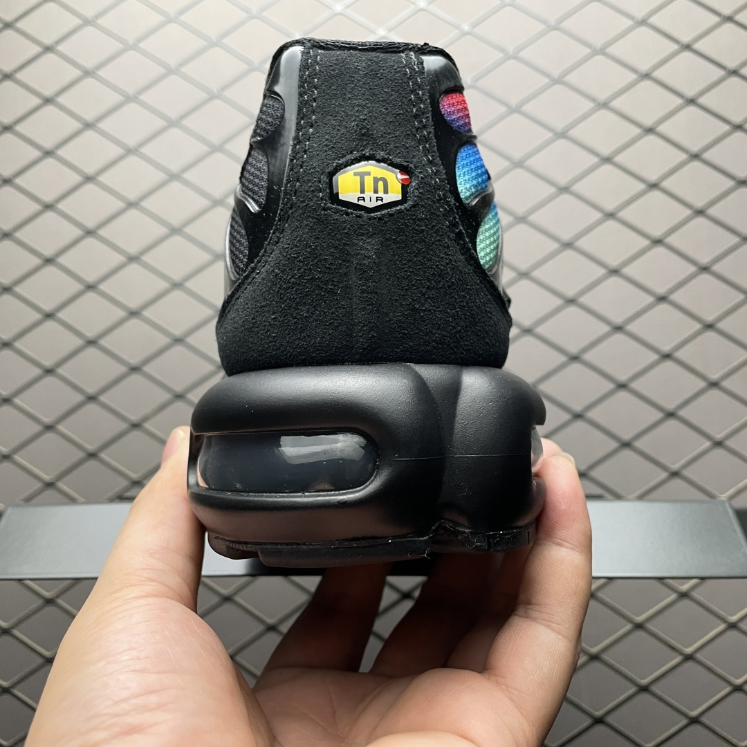 图片[2]-PB版 NK Air Max Plus TN 复古气垫跑鞋 DZ4509-001 大厂出品 多道QC标准品控质检 整体配色采用撞色妆点 鞋面网眼布和皮革材质打造 中底搭载 Air Max 科技 保证了日常穿着的缓震性！鞋垫处和鞋后跟印有 TN 字样 彰显鞋款身份 尺码：36 36.5 37.5 38 38.5 39 40 40.5 41 42 42.5 43 44 44.5 45 46-选品中心