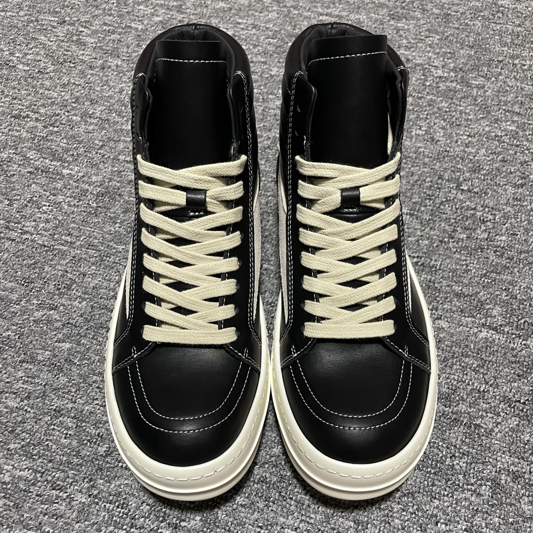Rickowens 瑞克 欧文斯 高街 高帮休闲板鞋 独家私模大底 定制头层牛皮 针车间距都是极致还原 一比一规格礼盒装 重达3斤以上 外加定制欧文斯保护盒 全套包装及配件 高端零售专供品质 区别市场货 纯手工打造 每一只都是独一无二 有手工质感的味道 尺码：36 37 38 39 40 41 42 43 44 45 46-选品中心