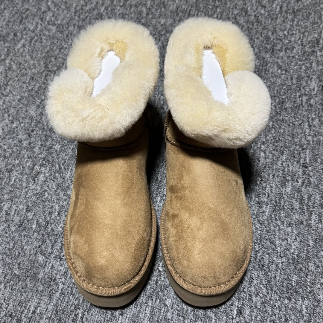 平台外贸专供 UGG Classic Short II 牛角扣 女士雪地靴 1118816 十年品牌制鞋代工厂生产线出品 注重每一处细节 隆丰A级真羊皮毛一体 完全遵循ZP工艺流程打造 尺码：35 36 37 38 39 40-选品中心