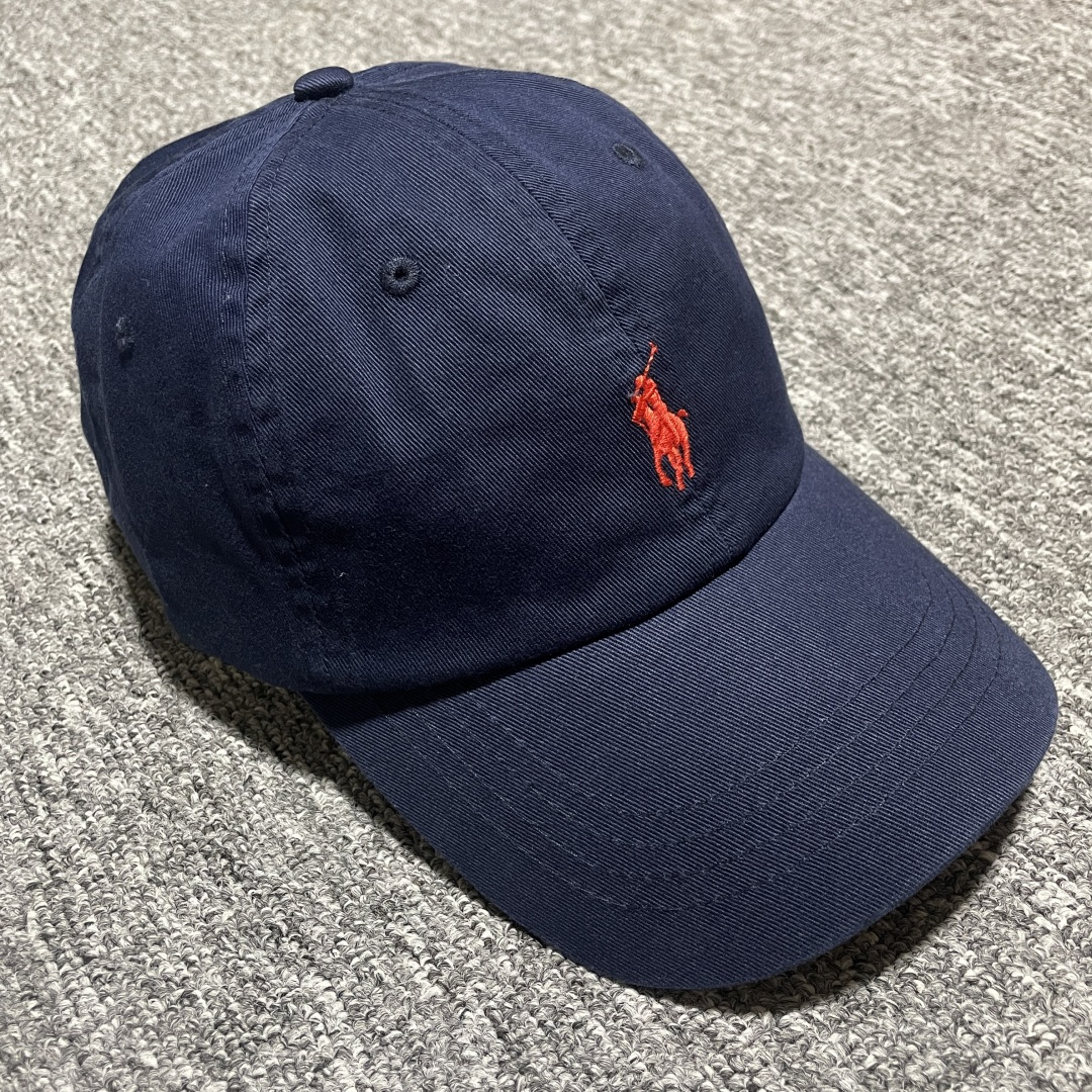 图片[3]-S# Ralph Lauren 拉夫劳伦 小马标 鸭舌帽 藏青/卡其 真正原版购回开发打版 高端零售专供 品质保证 100%放心出街 均码（52CM-62CM) 增礼佳品 ！附赠全套包装及定制手提袋 材质与工艺细节 主要材质 帽身： 采用高品质棉质帆（Cotton Twill）帆布材质紧密、硬挺有型，质感高级且耐磨 帽檐： 内部有内衬，采用轻质的聚合物板，使其能够轻松弯曲定形且不易折断，恢复性好 扣具： 金属按扣和棉质调节带，金属扣质感厚重，表面打磨光滑，刻有品牌Logo“Polo” 内里： 与头部接触的部分通常采用舒适吸汗的棉质或缎面材质，车线工整，不会有粗糙的线头 核心工艺细节： 刺绣工艺：清晰立体，标志性的Polo Player（马球手）Logo 或RL字母Logo 是核心，正品刺绣非常精致，针脚密集、均匀、饱满，图案边缘清晰锐利，无多余线头 色彩精准： 马球手的马鞍、马缰、球杆、衣服等不同部分的颜色区分清晰，即使是很小的细节也不会糊成一团 结构剪裁：帽身由6片面料拼接而成，拼接处的车线非常工整均匀，走线平直，弧度自然 定形工艺： 帽檐的弧度经过精心设计，既经典又现代。帽冠的弧线饱满，佩戴起来头型好看 重要鉴定点（真伪辨别） 假货（Fake）通常在以下细节上露出马脚 Logo刺绣 – 最重要的鉴定点 大货💯： 马球手Logo栩栩如生 马球杆： 球杆清晰可见，与手臂有区分 马腿： 至少能看到2-3条马腿的轮廓，线条分明 马鞍和马缰： 细节清晰，不会绣成一坨 整体比例： 马球手的身材比例协调，动作自然 市场版本❌： 刺绣粗糙、稀疏、扁平，马球杆可能看不清，马腿糊在一起，整体看起来呆板、畸形，充满廉价感 ！ 内部标签（Oxford Label） 真品材质： 通常是柔软的牛津布，质感好 印刷： 字体清晰、干净、粗细均匀“Ralph Lauren”字样精致-选品中心