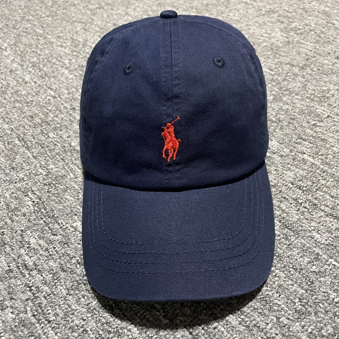 图片[2]-S# Ralph Lauren 拉夫劳伦 小马标 鸭舌帽 藏青/卡其 真正原版购回开发打版 高端零售专供 品质保证 100%放心出街 均码（52CM-62CM) 增礼佳品 ！附赠全套包装及定制手提袋 材质与工艺细节 主要材质 帽身： 采用高品质棉质帆（Cotton Twill）帆布材质紧密、硬挺有型，质感高级且耐磨 帽檐： 内部有内衬，采用轻质的聚合物板，使其能够轻松弯曲定形且不易折断，恢复性好 扣具： 金属按扣和棉质调节带，金属扣质感厚重，表面打磨光滑，刻有品牌Logo“Polo” 内里： 与头部接触的部分通常采用舒适吸汗的棉质或缎面材质，车线工整，不会有粗糙的线头 核心工艺细节： 刺绣工艺：清晰立体，标志性的Polo Player（马球手）Logo 或RL字母Logo 是核心，正品刺绣非常精致，针脚密集、均匀、饱满，图案边缘清晰锐利，无多余线头 色彩精准： 马球手的马鞍、马缰、球杆、衣服等不同部分的颜色区分清晰，即使是很小的细节也不会糊成一团 结构剪裁：帽身由6片面料拼接而成，拼接处的车线非常工整均匀，走线平直，弧度自然 定形工艺： 帽檐的弧度经过精心设计，既经典又现代。帽冠的弧线饱满，佩戴起来头型好看 重要鉴定点（真伪辨别） 假货（Fake）通常在以下细节上露出马脚 Logo刺绣 – 最重要的鉴定点 大货💯： 马球手Logo栩栩如生 马球杆： 球杆清晰可见，与手臂有区分 马腿： 至少能看到2-3条马腿的轮廓，线条分明 马鞍和马缰： 细节清晰，不会绣成一坨 整体比例： 马球手的身材比例协调，动作自然 市场版本❌： 刺绣粗糙、稀疏、扁平，马球杆可能看不清，马腿糊在一起，整体看起来呆板、畸形，充满廉价感 ！ 内部标签（Oxford Label） 真品材质： 通常是柔软的牛津布，质感好 印刷： 字体清晰、干净、粗细均匀“Ralph Lauren”字样精致-选品中心