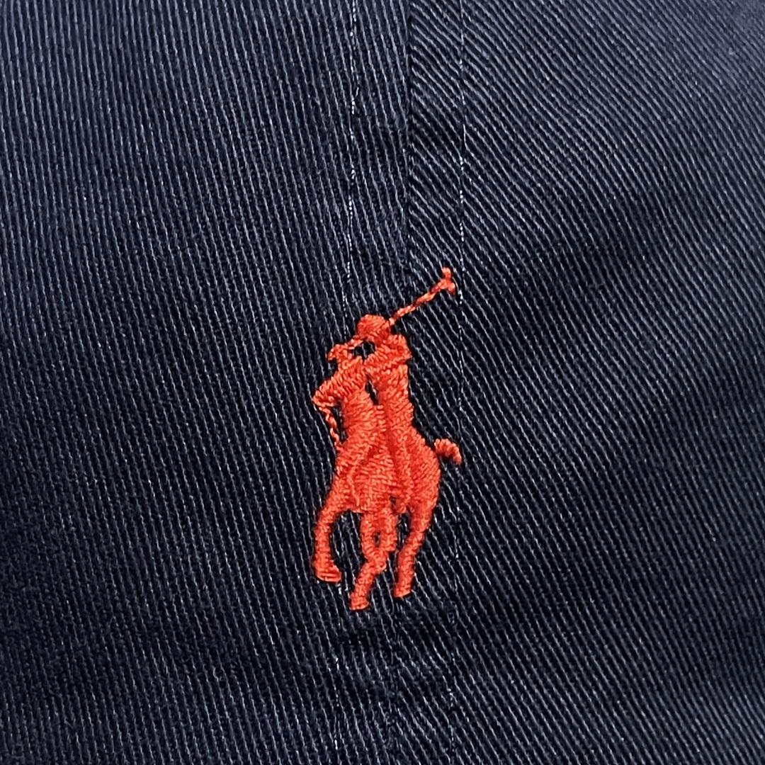 图片[4]-S# Ralph Lauren 拉夫劳伦 小马标 鸭舌帽 藏青/卡其 真正原版购回开发打版 高端零售专供 品质保证 100%放心出街 均码（52CM-62CM) 增礼佳品 ！附赠全套包装及定制手提袋 材质与工艺细节 主要材质 帽身： 采用高品质棉质帆（Cotton Twill）帆布材质紧密、硬挺有型，质感高级且耐磨 帽檐： 内部有内衬，采用轻质的聚合物板，使其能够轻松弯曲定形且不易折断，恢复性好 扣具： 金属按扣和棉质调节带，金属扣质感厚重，表面打磨光滑，刻有品牌Logo“Polo” 内里： 与头部接触的部分通常采用舒适吸汗的棉质或缎面材质，车线工整，不会有粗糙的线头 核心工艺细节： 刺绣工艺：清晰立体，标志性的Polo Player（马球手）Logo 或RL字母Logo 是核心，正品刺绣非常精致，针脚密集、均匀、饱满，图案边缘清晰锐利，无多余线头 色彩精准： 马球手的马鞍、马缰、球杆、衣服等不同部分的颜色区分清晰，即使是很小的细节也不会糊成一团 结构剪裁：帽身由6片面料拼接而成，拼接处的车线非常工整均匀，走线平直，弧度自然 定形工艺： 帽檐的弧度经过精心设计，既经典又现代。帽冠的弧线饱满，佩戴起来头型好看 重要鉴定点（真伪辨别） 假货（Fake）通常在以下细节上露出马脚 Logo刺绣 – 最重要的鉴定点 大货💯： 马球手Logo栩栩如生 马球杆： 球杆清晰可见，与手臂有区分 马腿： 至少能看到2-3条马腿的轮廓，线条分明 马鞍和马缰： 细节清晰，不会绣成一坨 整体比例： 马球手的身材比例协调，动作自然 市场版本❌： 刺绣粗糙、稀疏、扁平，马球杆可能看不清，马腿糊在一起，整体看起来呆板、畸形，充满廉价感 ！ 内部标签（Oxford Label） 真品材质： 通常是柔软的牛津布，质感好 印刷： 字体清晰、干净、粗细均匀“Ralph Lauren”字样精致-选品中心