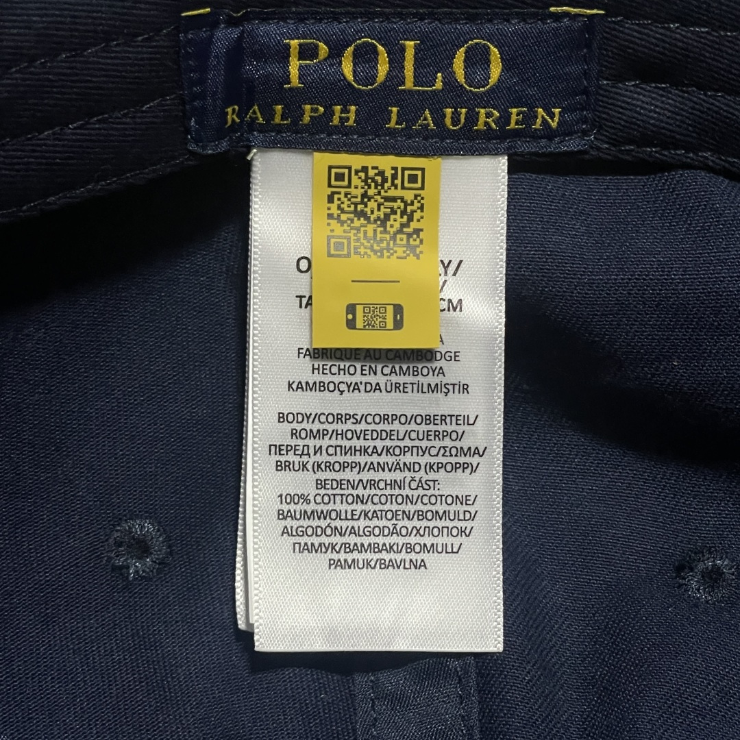 图片[6]-S# Ralph Lauren 拉夫劳伦 小马标 鸭舌帽 藏青/卡其 真正原版购回开发打版 高端零售专供 品质保证 100%放心出街 均码（52CM-62CM) 增礼佳品 ！附赠全套包装及定制手提袋 材质与工艺细节 主要材质 帽身： 采用高品质棉质帆（Cotton Twill）帆布材质紧密、硬挺有型，质感高级且耐磨 帽檐： 内部有内衬，采用轻质的聚合物板，使其能够轻松弯曲定形且不易折断，恢复性好 扣具： 金属按扣和棉质调节带，金属扣质感厚重，表面打磨光滑，刻有品牌Logo“Polo” 内里： 与头部接触的部分通常采用舒适吸汗的棉质或缎面材质，车线工整，不会有粗糙的线头 核心工艺细节： 刺绣工艺：清晰立体，标志性的Polo Player（马球手）Logo 或RL字母Logo 是核心，正品刺绣非常精致，针脚密集、均匀、饱满，图案边缘清晰锐利，无多余线头 色彩精准： 马球手的马鞍、马缰、球杆、衣服等不同部分的颜色区分清晰，即使是很小的细节也不会糊成一团 结构剪裁：帽身由6片面料拼接而成，拼接处的车线非常工整均匀，走线平直，弧度自然 定形工艺： 帽檐的弧度经过精心设计，既经典又现代。帽冠的弧线饱满，佩戴起来头型好看 重要鉴定点（真伪辨别） 假货（Fake）通常在以下细节上露出马脚 Logo刺绣 – 最重要的鉴定点 大货💯： 马球手Logo栩栩如生 马球杆： 球杆清晰可见，与手臂有区分 马腿： 至少能看到2-3条马腿的轮廓，线条分明 马鞍和马缰： 细节清晰，不会绣成一坨 整体比例： 马球手的身材比例协调，动作自然 市场版本❌： 刺绣粗糙、稀疏、扁平，马球杆可能看不清，马腿糊在一起，整体看起来呆板、畸形，充满廉价感 ！ 内部标签（Oxford Label） 真品材质： 通常是柔软的牛津布，质感好 印刷： 字体清晰、干净、粗细均匀“Ralph Lauren”字样精致-选品中心