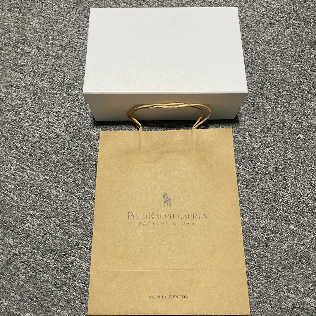 图片[8]-S# Ralph Lauren 拉夫劳伦 小马标 鸭舌帽 藏青/卡其 真正原版购回开发打版 高端零售专供 品质保证 100%放心出街 均码（52CM-62CM) 增礼佳品 ！附赠全套包装及定制手提袋 材质与工艺细节 主要材质 帽身： 采用高品质棉质帆（Cotton Twill）帆布材质紧密、硬挺有型，质感高级且耐磨 帽檐： 内部有内衬，采用轻质的聚合物板，使其能够轻松弯曲定形且不易折断，恢复性好 扣具： 金属按扣和棉质调节带，金属扣质感厚重，表面打磨光滑，刻有品牌Logo“Polo” 内里： 与头部接触的部分通常采用舒适吸汗的棉质或缎面材质，车线工整，不会有粗糙的线头 核心工艺细节： 刺绣工艺：清晰立体，标志性的Polo Player（马球手）Logo 或RL字母Logo 是核心，正品刺绣非常精致，针脚密集、均匀、饱满，图案边缘清晰锐利，无多余线头 色彩精准： 马球手的马鞍、马缰、球杆、衣服等不同部分的颜色区分清晰，即使是很小的细节也不会糊成一团 结构剪裁：帽身由6片面料拼接而成，拼接处的车线非常工整均匀，走线平直，弧度自然 定形工艺： 帽檐的弧度经过精心设计，既经典又现代。帽冠的弧线饱满，佩戴起来头型好看 重要鉴定点（真伪辨别） 假货（Fake）通常在以下细节上露出马脚 Logo刺绣 – 最重要的鉴定点 大货💯： 马球手Logo栩栩如生 马球杆： 球杆清晰可见，与手臂有区分 马腿： 至少能看到2-3条马腿的轮廓，线条分明 马鞍和马缰： 细节清晰，不会绣成一坨 整体比例： 马球手的身材比例协调，动作自然 市场版本❌： 刺绣粗糙、稀疏、扁平，马球杆可能看不清，马腿糊在一起，整体看起来呆板、畸形，充满廉价感 ！ 内部标签（Oxford Label） 真品材质： 通常是柔软的牛津布，质感好 印刷： 字体清晰、干净、粗细均匀“Ralph Lauren”字样精致-选品中心