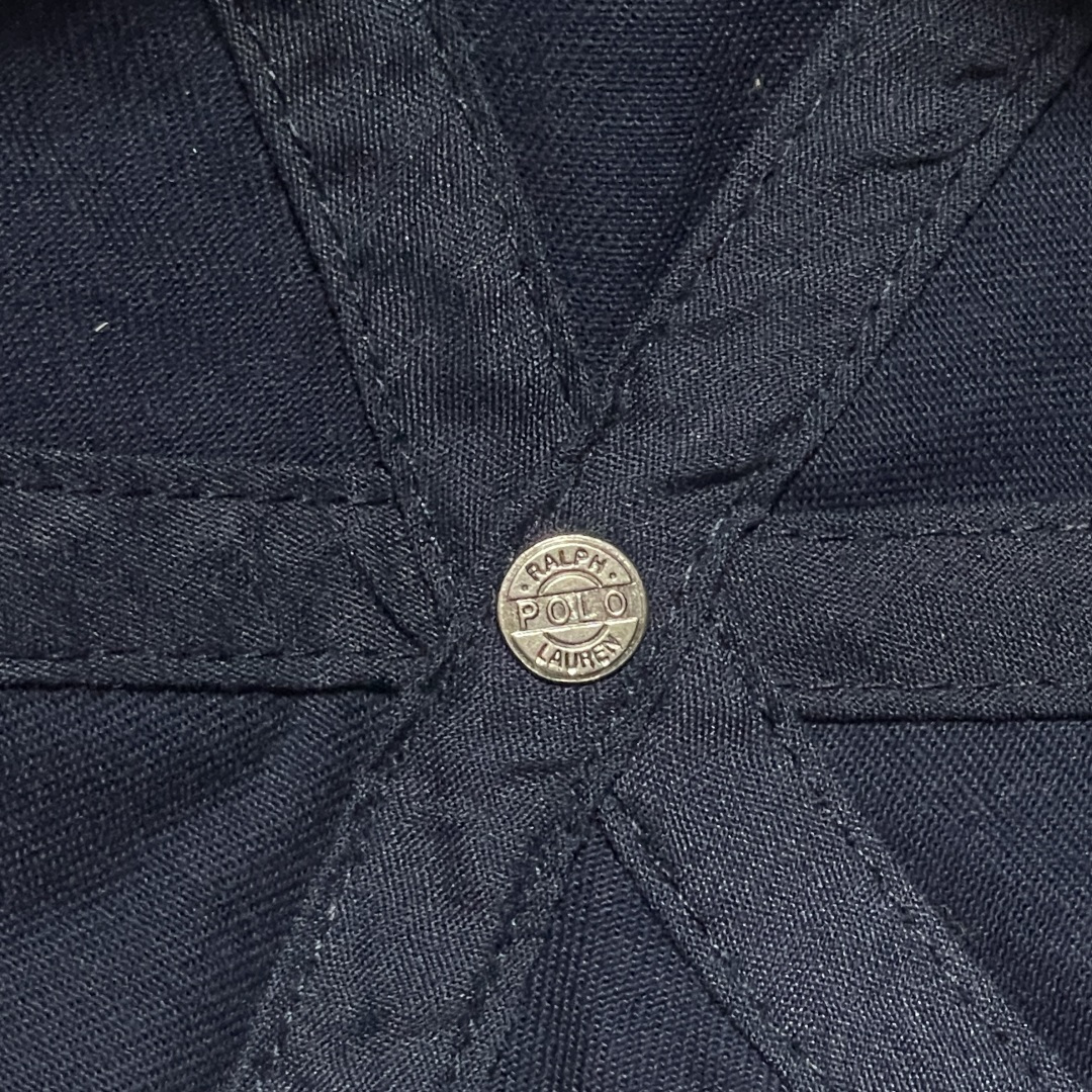 图片[5]-S# Ralph Lauren 拉夫劳伦 小马标 鸭舌帽 藏青/卡其 真正原版购回开发打版 高端零售专供 品质保证 100%放心出街 均码（52CM-62CM) 增礼佳品 ！附赠全套包装及定制手提袋 材质与工艺细节 主要材质 帽身： 采用高品质棉质帆（Cotton Twill）帆布材质紧密、硬挺有型，质感高级且耐磨 帽檐： 内部有内衬，采用轻质的聚合物板，使其能够轻松弯曲定形且不易折断，恢复性好 扣具： 金属按扣和棉质调节带，金属扣质感厚重，表面打磨光滑，刻有品牌Logo“Polo” 内里： 与头部接触的部分通常采用舒适吸汗的棉质或缎面材质，车线工整，不会有粗糙的线头 核心工艺细节： 刺绣工艺：清晰立体，标志性的Polo Player（马球手）Logo 或RL字母Logo 是核心，正品刺绣非常精致，针脚密集、均匀、饱满，图案边缘清晰锐利，无多余线头 色彩精准： 马球手的马鞍、马缰、球杆、衣服等不同部分的颜色区分清晰，即使是很小的细节也不会糊成一团 结构剪裁：帽身由6片面料拼接而成，拼接处的车线非常工整均匀，走线平直，弧度自然 定形工艺： 帽檐的弧度经过精心设计，既经典又现代。帽冠的弧线饱满，佩戴起来头型好看 重要鉴定点（真伪辨别） 假货（Fake）通常在以下细节上露出马脚 Logo刺绣 – 最重要的鉴定点 大货💯： 马球手Logo栩栩如生 马球杆： 球杆清晰可见，与手臂有区分 马腿： 至少能看到2-3条马腿的轮廓，线条分明 马鞍和马缰： 细节清晰，不会绣成一坨 整体比例： 马球手的身材比例协调，动作自然 市场版本❌： 刺绣粗糙、稀疏、扁平，马球杆可能看不清，马腿糊在一起，整体看起来呆板、畸形，充满廉价感 ！ 内部标签（Oxford Label） 真品材质： 通常是柔软的牛津布，质感好 印刷： 字体清晰、干净、粗细均匀“Ralph Lauren”字样精致-选品中心