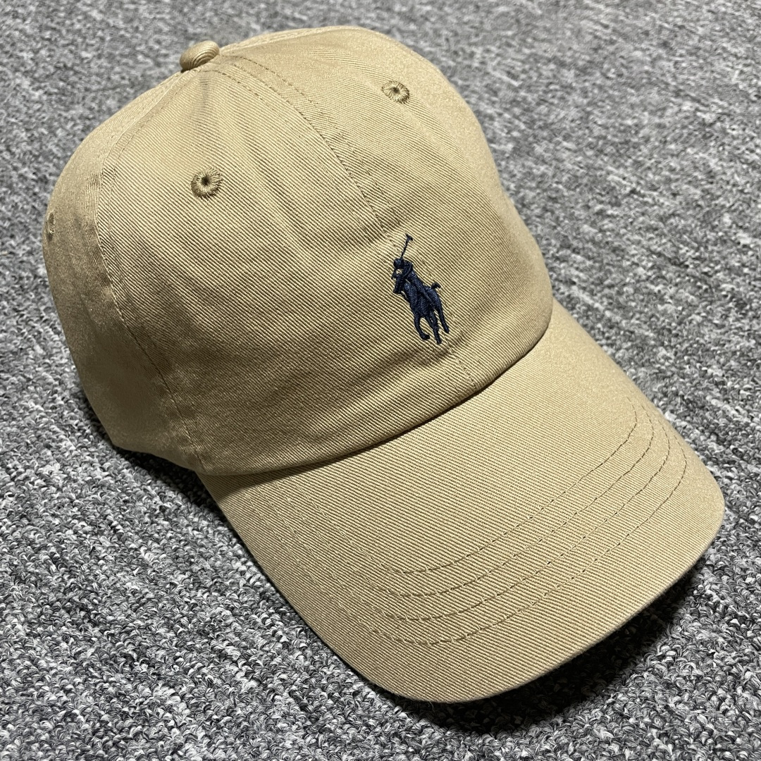 图片[3]-S# Ralph Lauren 拉夫劳伦 小马标 鸭舌帽 藏青/卡其 真正原版购回开发打版 高端零售专供 品质保证 100%放心出街 均码（52CM-62CM) 增礼佳品 ！附赠全套包装及定制手提袋 材质与工艺细节 主要材质 帽身： 采用高品质棉质帆（Cotton Twill）帆布材质紧密、硬挺有型，质感高级且耐磨 帽檐： 内部有内衬，采用轻质的聚合物板，使其能够轻松弯曲定形且不易折断，恢复性好 扣具： 金属按扣和棉质调节带，金属扣质感厚重，表面打磨光滑，刻有品牌Logo“Polo” 内里： 与头部接触的部分通常采用舒适吸汗的棉质或缎面材质，车线工整，不会有粗糙的线头 核心工艺细节： 刺绣工艺：清晰立体，标志性的Polo Player（马球手）Logo 或RL字母Logo 是核心，正品刺绣非常精致，针脚密集、均匀、饱满，图案边缘清晰锐利，无多余线头 色彩精准： 马球手的马鞍、马缰、球杆、衣服等不同部分的颜色区分清晰，即使是很小的细节也不会糊成一团 结构剪裁：帽身由6片面料拼接而成，拼接处的车线非常工整均匀，走线平直，弧度自然 定形工艺： 帽檐的弧度经过精心设计，既经典又现代。帽冠的弧线饱满，佩戴起来头型好看 重要鉴定点（真伪辨别） 假货（Fake）通常在以下细节上露出马脚 Logo刺绣 – 最重要的鉴定点 大货💯： 马球手Logo栩栩如生 马球杆： 球杆清晰可见，与手臂有区分 马腿： 至少能看到2-3条马腿的轮廓，线条分明 马鞍和马缰： 细节清晰，不会绣成一坨 整体比例： 马球手的身材比例协调，动作自然 市场版本❌： 刺绣粗糙、稀疏、扁平，马球杆可能看不清，马腿糊在一起，整体看起来呆板、畸形，充满廉价感 ！ 内部标签（Oxford Label） 真品材质： 通常是柔软的牛津布，质感好 印刷： 字体清晰、干净、粗细均匀“Ralph Lauren”字样精致-选品中心